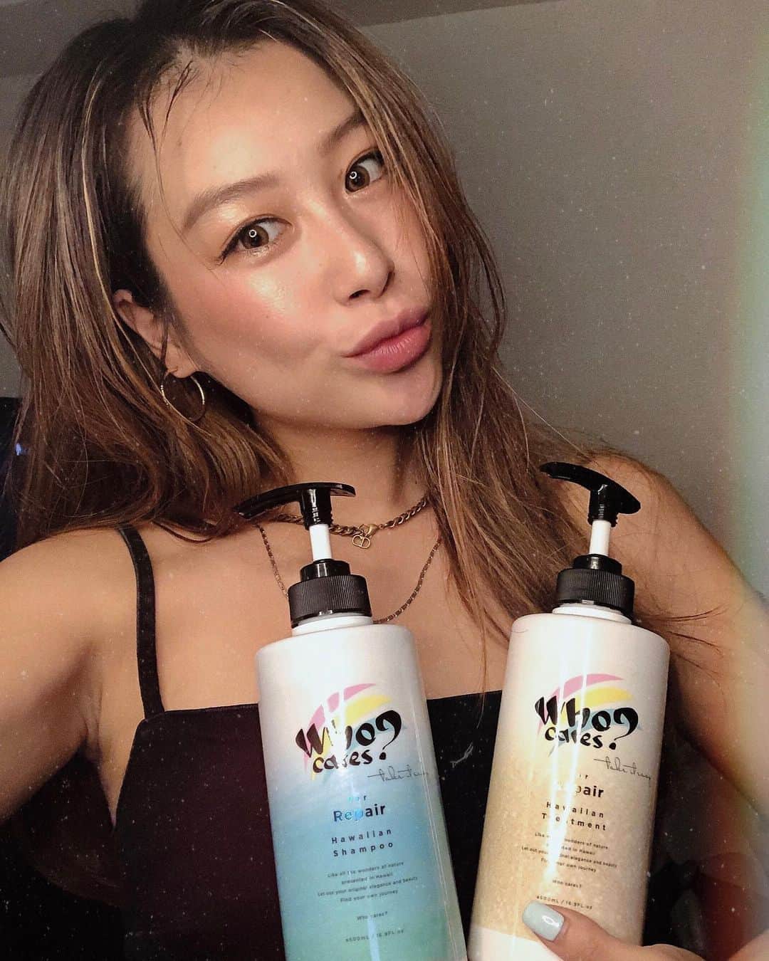 harunaのインスタグラム：「Whocaresのシャンプーを頂きました🤗🌻 わたしはリペアタイプを選んだんだけどサラサラになったしトロピカルな良い香りがとってもよき👍🏻🌴 LOFTで先行販売してるみたいです✨ #whocares #フーケアーズ #シャンプー #トリートメント #hawaii #ハワイ #ハワイアンシャンプー #おうちハワイ #エアハワイ #自分らしい私を見つける #おこもり美容 #ヘアケア #pr @whocares_official_jp」