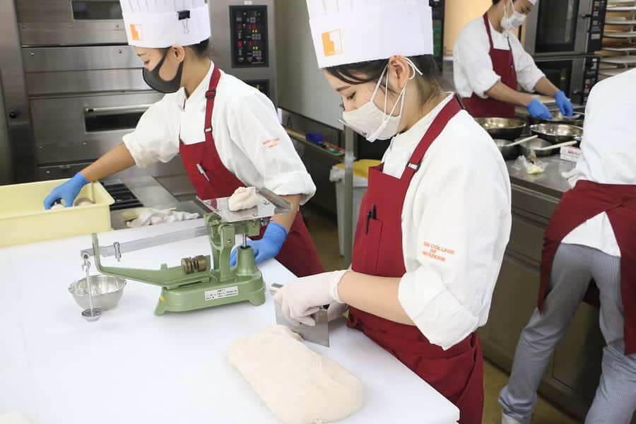 神戸製菓専門学校（公式）さんのインスタグラム写真 - (神戸製菓専門学校（公式）Instagram)「🌈製菓本科2020年度ゼミ祭🌈 #パンゼミ   7つの中から興味のあるゼミを2つ選び、学びたいテーマを自分で決めて研究できる #製菓研究ゼミ 。  パンゼミでは、1年次に修得したパンの知識・技術をさらにレベルアップさせます❗️様々なパン作りを研究し、オリジナルのパン開発にも挑戦🍞😌  ゼミ祭では、テーマであるフルーツを使ったオリジナル #カルツォーネ を発表してくれました❗️🍞  カルツォーネは、ピザと同様の生地で作られる三日月型のパン🥐 フィリングはトマトとモッツァレラが一般的ですが、パンゼミの学生たちはパイナップルとダマンドでアレンジした商品を開発しました✨✨ カリカリの生地にパイナップルの酸味と甘みがとってもマッチする一品👏  実は、ほかにもたくさん試作をしました❗️桃のピューレを使った食パンや、ブルーベリーやレモンを使ったクリームパンなどなど😌  「普段洋菓子を学んでいる自分たちにしか作れないケーキ×パンが作りたい❗️💪」  「カルツォーネというピザパン生地とフルーツを合わせて美味しいパンが作れたら面白い」  という想いで、洋菓子から着想を得てこのパンが生まれました✨  自分たちのアイデアを形にできる #製菓研究ゼミ は将来 #商品開発 をしたりするときにもきっと役に立ちます✨😊  #神戸製菓　#神戸製菓専門学校　#神戸製菓専門学校ゼミ祭 #ゼミ祭  #製菓本科 #神戸 #三ノ宮 #パティシエ #パン職人 #パン #菓子パン #ピザ #製菓専門学校 #bread  #パン作り #お菓子作り　#お菓子作り好きな人と繋がりたい #パン作り好きな人と繋がりたい #パン屋 #パン屋さん #神戸パン #パン専門学校 #pattistagram2020」9月25日 15時25分 - kobeseika_info