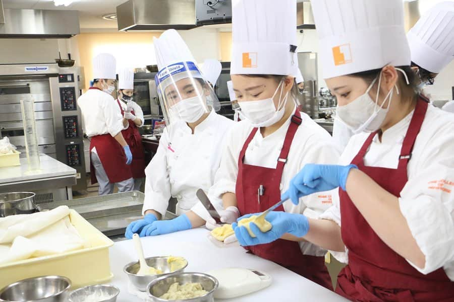 神戸製菓専門学校（公式）さんのインスタグラム写真 - (神戸製菓専門学校（公式）Instagram)「🌈製菓本科2020年度ゼミ祭🌈 #パンゼミ   7つの中から興味のあるゼミを2つ選び、学びたいテーマを自分で決めて研究できる #製菓研究ゼミ 。  パンゼミでは、1年次に修得したパンの知識・技術をさらにレベルアップさせます❗️様々なパン作りを研究し、オリジナルのパン開発にも挑戦🍞😌  ゼミ祭では、テーマであるフルーツを使ったオリジナル #カルツォーネ を発表してくれました❗️🍞  カルツォーネは、ピザと同様の生地で作られる三日月型のパン🥐 フィリングはトマトとモッツァレラが一般的ですが、パンゼミの学生たちはパイナップルとダマンドでアレンジした商品を開発しました✨✨ カリカリの生地にパイナップルの酸味と甘みがとってもマッチする一品👏  実は、ほかにもたくさん試作をしました❗️桃のピューレを使った食パンや、ブルーベリーやレモンを使ったクリームパンなどなど😌  「普段洋菓子を学んでいる自分たちにしか作れないケーキ×パンが作りたい❗️💪」  「カルツォーネというピザパン生地とフルーツを合わせて美味しいパンが作れたら面白い」  という想いで、洋菓子から着想を得てこのパンが生まれました✨  自分たちのアイデアを形にできる #製菓研究ゼミ は将来 #商品開発 をしたりするときにもきっと役に立ちます✨😊  #神戸製菓　#神戸製菓専門学校　#神戸製菓専門学校ゼミ祭 #ゼミ祭  #製菓本科 #神戸 #三ノ宮 #パティシエ #パン職人 #パン #菓子パン #ピザ #製菓専門学校 #bread  #パン作り #お菓子作り　#お菓子作り好きな人と繋がりたい #パン作り好きな人と繋がりたい #パン屋 #パン屋さん #神戸パン #パン専門学校 #pattistagram2020」9月25日 15時25分 - kobeseika_info