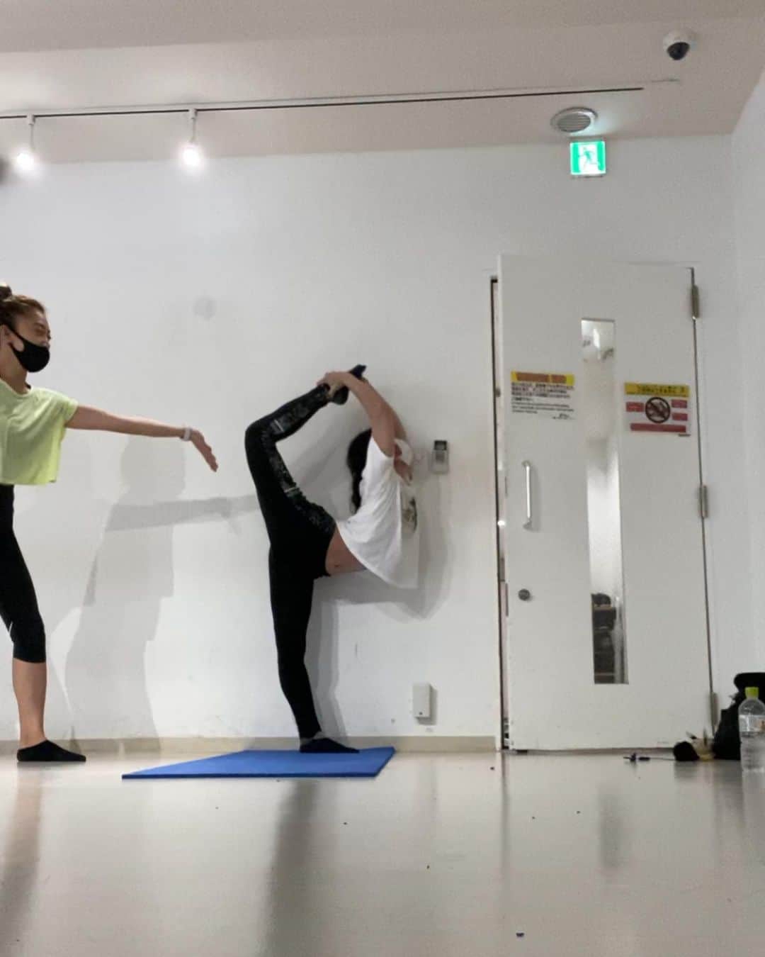 SHIRAISHIMIHOのインスタグラム：「今日は初めて両手で足を持って靴下が見えた🔥膝をもっと伸ばしたい🔥🔥🔥苦手の左ビールマンも　@eri_contortionist 先生のおかげでだいぶ今日は伸びました😆 この膝がいつかちゃんと伸ばせますように🙏😇 #contotiontraining  #contortion  #コントーション #今日も得るものが大きかった #己との戦い笑 #ビールマン」