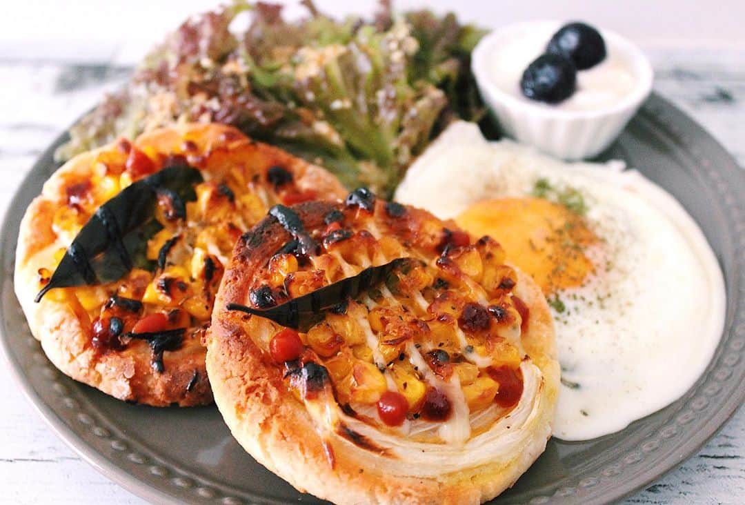 スミレのインスタグラム：「. コーンを消費したくてミニピザ作りました🍕 ってすごいサラッと書くけど発酵作業もあってパン系は結構手間かかる…  生地が扱いづらくて片栗粉を少し加えてみたら、これが食感としてもすごい良かった気がする◎  生地の上に玉ねぎ敷いて、コーンにマヨとカレー粉とタイムを少し加えて混ぜたものをのせました！  温度下げて焼いたらまた全然食感違うんだろうな〜👩🏼‍🍳 . . . . #おうちごはん#おうちカフェ#おうち時間#料理#ワンプレート#朝ごはん#おうちごはんlover#グルテンフリー#米粉パン#パン作り#ピザ#手作りパン#てづくりごはん365#大学生#一眼レフ#カメラ女子#クッキングラム#instafood#foodstagram#pizza#l4l」