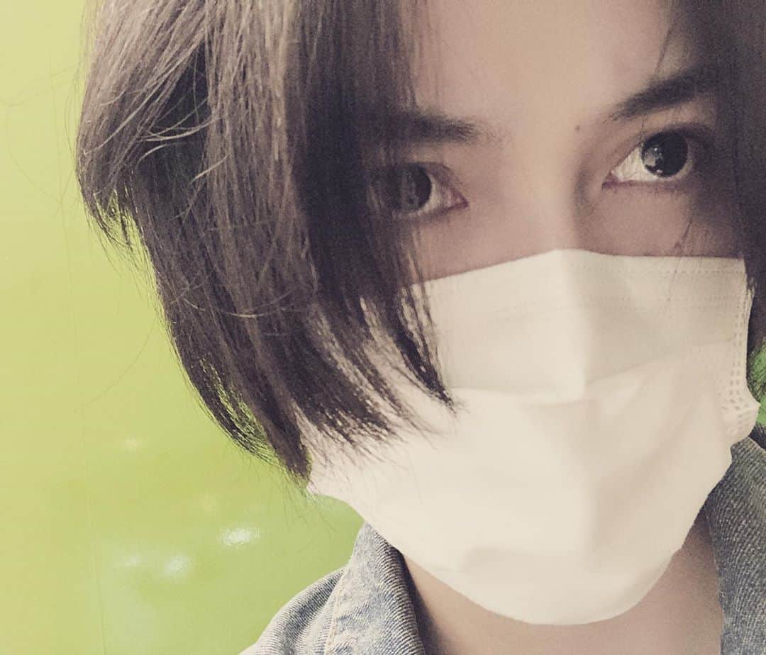 古家広之のインスタグラム：「だいぶ涼しくなってきたこの頃。  お洒落しやすい季節がやってきたね。  最近物事に対して深く考えることが増えた気がする。  たくさんの発見があってまだまだ学べるなと感じました。  はやく雪みたい☃️  #ジージャン　#秋　#から　#冬 #好きよ」