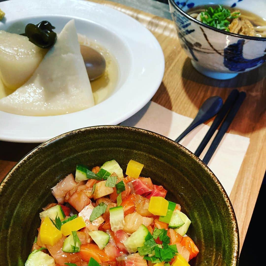 のインスタグラム：「新橋にあるボンポテ。 ポテとはフランスで鍋、煮込み的な意味で入ってすぐ大きなおでんがオモテナシのお店です ランチは海鮮丼とうどんとおでん5種で880円！ 肌寒くなってしみるランチになってます  ボトルワイン半額のイベントもやってますので 是非新橋にお越しの際はは界隈10店舗ありますがボンポテも訪ねてみて下さい  仕入部　片之坂 #まぐろ#新橋#玉子#居酒屋#銀座#京橋#マグロ#海鮮丼#刺身#吉祥寺#オイスター#池袋#ビール#ハッピー#刺身盛り合わせ#宝石#渋谷#魚好きと繋がりたい #レモンサワー#カニ#神楽坂#横浜グルメ#飲酒タグラム#野菜たっぷり#日本酒好きな人と繋がりたい #クラフト#仕事#おでん#yummy」