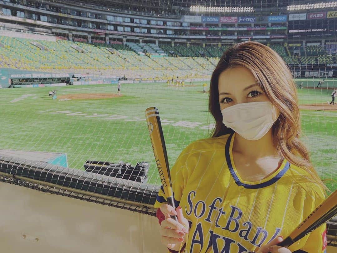 美沙さんのインスタグラム写真 - (美沙Instagram)「2020.9.20〜24 オフ挟んで4連戦行って勝ちなし😇 ホークスは初の4連敗かもしれんけど私も初の3連敗1分けやからな！笑 . 試合展開とか、ピッチャーとか、打率とか四球とか、相手オリックスとか👈w 言いたいこと沢山あるけど途中で帰れんくなるけんとにかく試合展開面白くするのやめて笑 . しかし毎回思うけど野球って面白いねー⚾️ 強ければ勝つってもんでもないし、1日4安打でも得点圏0なら点数入らんし吉田正尚バケモノやし😇 . 私が観戦行ったら負けるとか言ってくるやつここ何日かでおるけど私ごときで勝敗変わるわけないだろ！ どっちかゆーたら負け試合久々見たわ！ . 今日から大事な首位攻防戦🎉 あーもうホームゲームじゃなくても毎日忙し忙し笑 . #baseball #野球 #野球観戦 #野球女子 #福岡ソフトバンクホークス #sbhawks #鷹の祭典 #釜元豪 #柳田悠岐 #栗原陵矢  #オリックスバファローズ #吉田正尚 #山本由伸 #野球好きな人と繋がりたい #ホークスファンと繋がりたい」9月25日 15時40分 - misa0623r