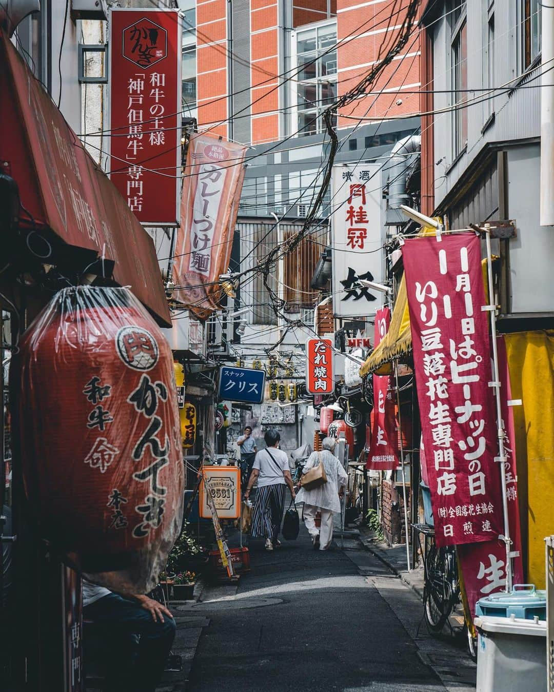 東急電鉄のインスタグラム：「. 東急線沿線にある路地裏のご紹介です。 三軒茶屋駅からすぐの世田谷通りと多摩川通りに挟まれた三角地帯。このエリアの路地はとにかく狭く込み入っていることが特徴です。ちょっと立ち止まろうものなら通行の妨げに。 戦後の闇市として始まったと言われるこのエリアは、ディープスポットと呼ばれるようになり今でも昭和の面影が残っています。路地には様々な飲食店が所狭しと並び、夜になるとその独特な雰囲気にひかれて多くの人が訪れます。昼間でも営業しているお店は意外と多く、雰囲気を味わうことができます。夜は敷居が高いという方は、昼間行ってみてはいかがでしょうか。 （東急田園都市線　三軒茶屋駅） . Cool backstreets along the Tokyu Lines. There’s a triangle-shaped district outside of Sangen-Jaya Station that sits between Setagaya-dori and Tamagawa-dori. This area is said to have gotten its start as a black market after the war, but today it’s a hidden gem that’s especially loved for serving up old-world Showa vibes. The streets are lined with little eateries and at night the area buzzes with people seeking out its classic charm. A lot of the same shops are even open during the day, so if the night hustle isn’t your cup of tea, you might enjoy a visit over lunchtime! (Tokyu Den-en-toshi Line  Sangen-Jaya Station) . #三軒茶屋 #三角地帯 #sangenjaya #ディープスポット #散歩 #スナップ #スナップ写真 #路地 #路地裏 #路地裏同盟 #japan_daytime_view  #東京散歩 #東京さんぽ #japantrip #discovertokyo #tokyocameraclub #tokyoartsandculture #tokyotokyo #team_jp_ #visitjapanjp #hellofrom #일본여행 #東京自由行 #東京景點 #voyaged #rawurbanshots #昭和レトロ」