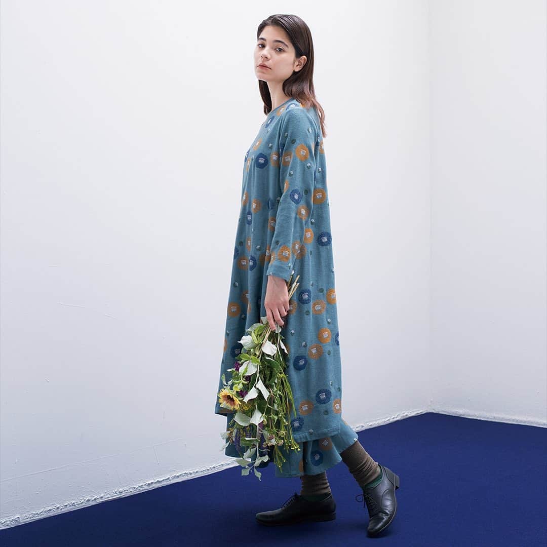 marbleSUD(マーブルシュッド) のインスタグラム：「「EMBツバキライン」が入荷しました。 “ツバキ”モチーフの刺繍シリーズは毎回即完売してしまう大人気アイテム。今シーズンは、ツバキのお花がライン状に並んだデザインに。シックなBLACK、ナチュラルな印象のBEIGEなど全部で3色4型でのご用意です。  吉祥寺店、静岡店、ルクアイーレ店、枚方T-SITE店、京都伊勢丹店は26日(土)の入荷となります。」