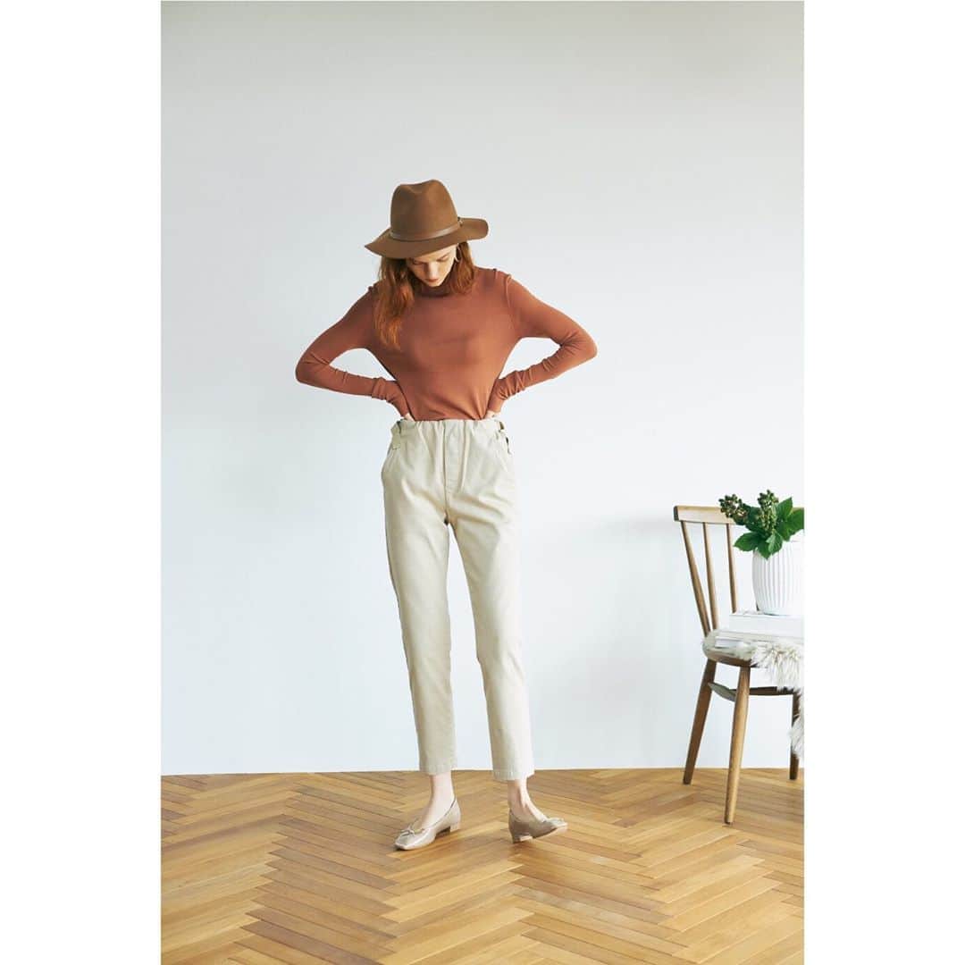 Moname Official Instagramさんのインスタグラム写真 - (Moname Official InstagramInstagram)「. お家で穿ける “Side Adjust Easy Pants”の新作がデビュー！  お家でも楽に穿けるイージーパンツの ”Side Adjust Easy Pants”🏠 ウエストゴムですっぽり穿けて、 楽に過ごせるイージーパンツは 左右にアジャストが付いているので調整も簡単✨ . 詳しくはプロフィール欄のURLをチェック✔︎ . Side Adjust Easy Tapered No.41103111 Color. GRG ¥15,000 +tax . #moname #モナーム#20aw#ストレート #denim #fashion #ootd #おしゃれ #おしゃれ女子 #パンツ #カジュアルコーデ #シンプルコーデ #着回しコーデ #今日のコーデ#パンツスタイル#着画 #ラフコーデ #きれいめコーデ #ワイドパンツ #おうちコーデ #着回し #160cm  #大人女子#らくちんコーデ#秋コーデ#美脚#ストレッチデニム #大人カジュアル」9月25日 15時43分 - moname.official