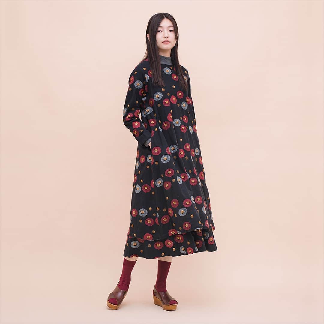 marbleSUD(マーブルシュッド) のインスタグラム：「「EMBツバキライン」が入荷しました。 “ツバキ”モチーフの刺繍シリーズは毎回即完売してしまう大人気アイテム。今シーズンは、ツバキのお花がライン状に並んだデザインに。シックなBLACK、ナチュラルな印象のBEIGEなど全部で3色4型でのご用意です。  吉祥寺店、静岡店、ルクアイーレ店、枚方T-SITE店、京都伊勢丹店は26日(土)の入荷となります。」
