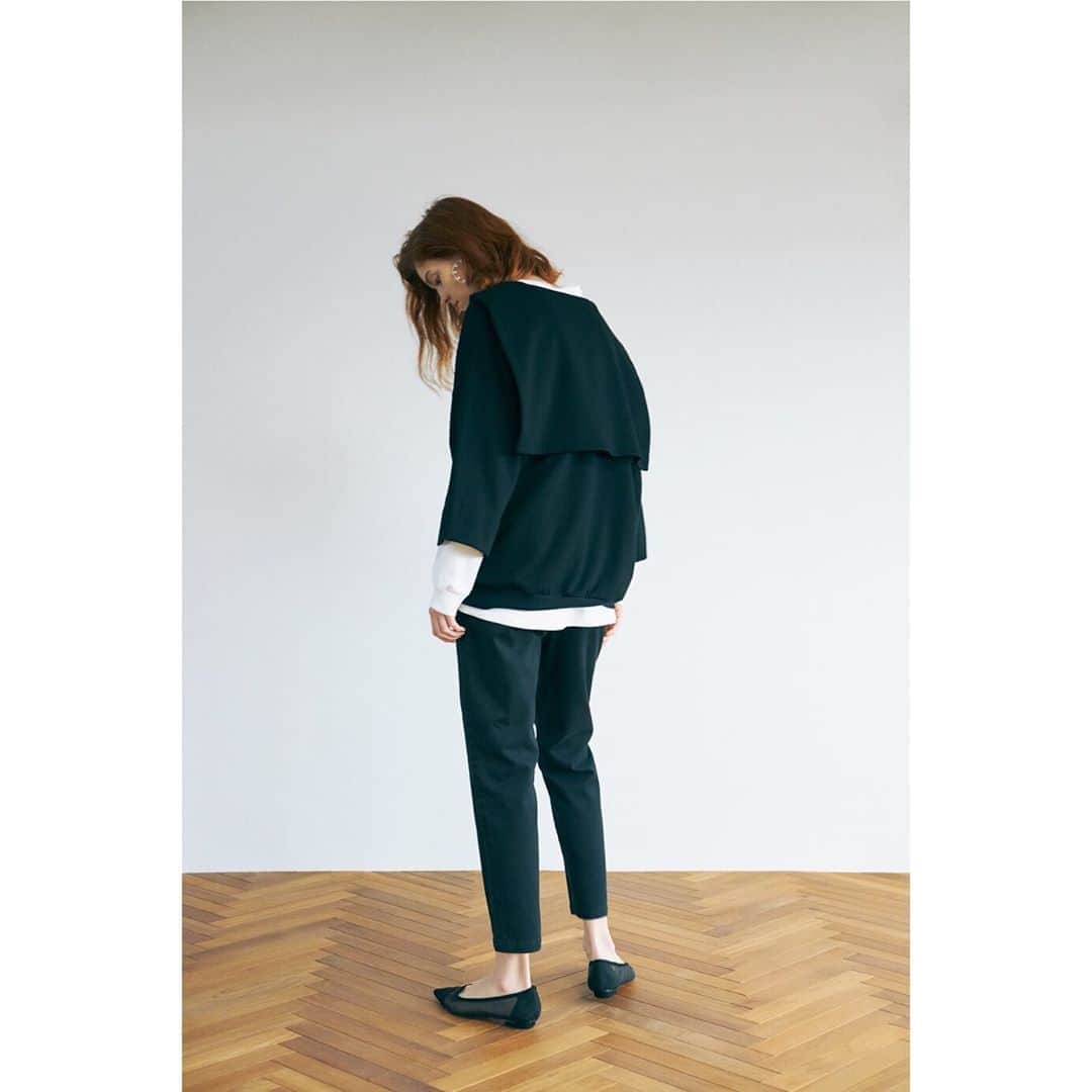 Moname Official Instagramさんのインスタグラム写真 - (Moname Official InstagramInstagram)「. お家で穿ける “Side Adjust Easy Pants”の新作がデビュー！  お家でも楽に穿けるイージーパンツの ”Side Adjust Easy Pants”🏠 ウエストゴムですっぽり穿けて、 楽に過ごせるイージーパンツは 左右にアジャストが付いているので調整も簡単✨ . 詳しくはプロフィール欄のURLをチェック✔︎ . Side Adjust Easy Tapered No.41103111 Color. BLK ¥15,000 +tax . #moname #モナーム#20aw#ストレート #denim #fashion #ootd #おしゃれ #おしゃれ女子 #パンツ #カジュアルコーデ #シンプルコーデ #着回しコーデ #今日のコーデ#パンツスタイル#着画 #ラフコーデ #きれいめコーデ #ワイドパンツ #おうちコーデ #着回し #160cm  #大人女子#らくちんコーデ#秋コーデ#美脚#ストレッチデニム #大人カジュアル#ブラック」9月25日 15時45分 - moname.official