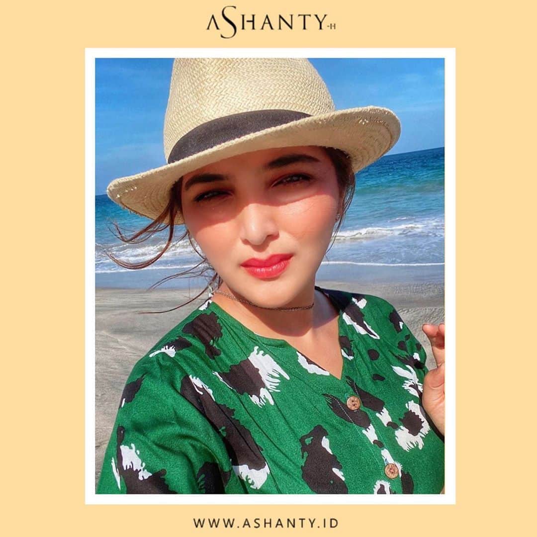 ASHANTY BEAUTY CREAM OFFICIALのインスタグラム：「Ingin terihat awet muda dengan wajah cerah, sehat, mulus, bebas garis halus, flek hitam dan kerutan ?  Sudah saatnya merawat wajah menggunakan Ashanty Beauty Cream Anti Aging Cream Series. Dengan formula khusus yang mampu membuat wajahmu menjadi lebih sehat, cerah berseri, lembut, lembab, kencang dan kenyal 🥰  Walaupun Bunda Ashanty berada diluar ruangan, terkena paparan sinar matahari langsung dan udara laut yang sangat terik, Bunda Ashanty tidak khawatir karena  Bunda Ashanty selalu rutin merawat wajah menggunakan Ashanty Beauty Cream ✨  _____________________________ Informasi dan pemesanan  Ashanty Beauty Cream Chat Via WA : WA: 087778489900 WA: 081293823950 WA: 081287388885 WA: 085781140354 ⚡️ Fast Respons Click Link On Bio Instagram @ashantyid ❣️ ______________________________ #ashantybeautycream #creamashanty #skincareashanty #skincare #skincareartis #skincarelokal #creamwajah #creamperawatanwajah #obatjerawat #jerawat #kosmetik #krimwajah #creamwajah #whiteningcream #ashantyid #ashanty」