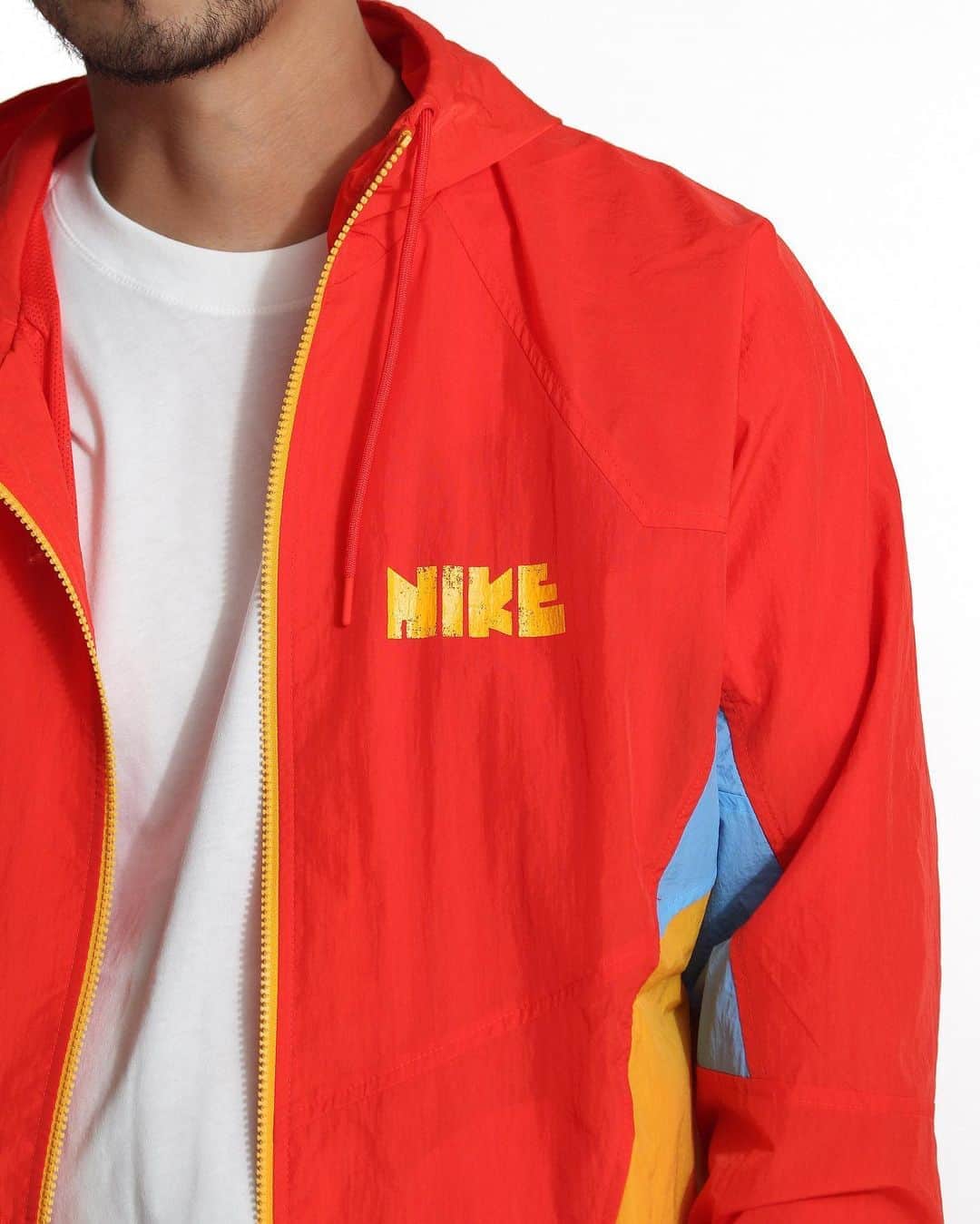 A+Sのインスタグラム：「in stock now  ■NIKE WINDRUNNER WOVEN NB JKT COLOR : SAIL, ROYAL, RED SIZE : SMALL - 2X LARGE PRICE : ¥11,000 (+TAX)  過去にリリースされたアーカイブよりインスピレーションを得て、現代に蘇ったウーヴンジャケット。袖幅をたっぷりととり、ライニングはメッシュを用い動きやすさと快適な着心地を実現。フロントロゴはマニアにはたまらないヴィンテージロゴ配置し、配色もレトロ感溢れる一着に仕上がっています。  A woven jacket that has been revived in modern times, inspired by archives released in the past. Plenty of sleeve width and mesh lining for ease of movement and comfort. The front logo is a flocky print with a Kamaboko logo that is irresistible to enthusiasts, and the color scheme is also finished in a retro style.  #NIKE #NIKEWRWVNJKT #NIKEWINDRUNNER #NIKEWOVENJACKET #NIKEWINDRUNNERWOVENJACKET」