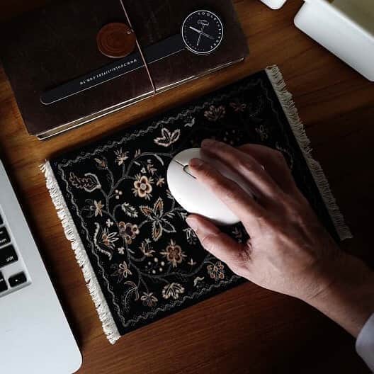 TOOLS to LIVEBY / 禮拜文房具のインスタグラム：「.  Mouse Rug 滑鼠墊、杯墊重新補貨上架囉！  不僅侷限於滑鼠墊、杯墊的使用功能，也可以是心愛物品的擺放裝飾，是最美麗的桌面風景。 .」