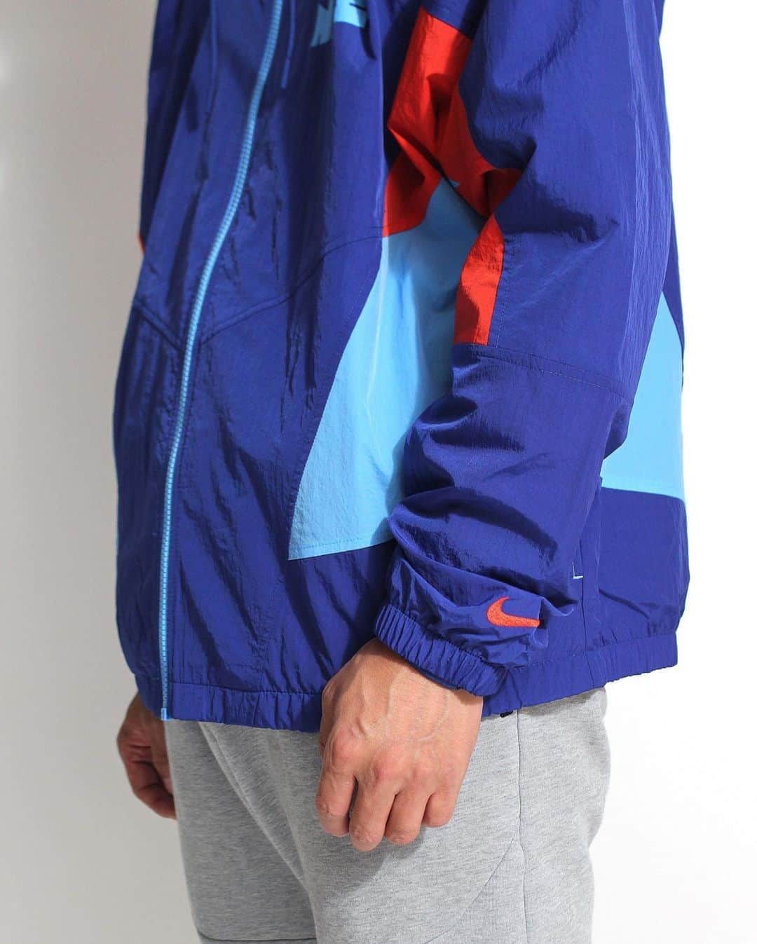 A+Sのインスタグラム：「in stock now  ■NIKE WINDRUNNER WOVEN NB JKT COLOR : SAIL, ROYAL, RED SIZE : SMALL - 2X LARGE PRICE : ¥11,000 (+TAX)  過去にリリースされたアーカイブよりインスピレーションを得て、現代に蘇ったウーヴンジャケット。袖幅をたっぷりととり、ライニングはメッシュを用い動きやすさと快適な着心地を実現。フロントロゴはマニアにはたまらないヴィンテージロゴ配置し、配色もレトロ感溢れる一着に仕上がっています。  A woven jacket that has been revived in modern times, inspired by archives released in the past. Plenty of sleeve width and mesh lining for ease of movement and comfort. The front logo is a flocky print with a Kamaboko logo that is irresistible to enthusiasts, and the color scheme is also finished in a retro style.  #NIKE #NIKEWRWVNJKT #NIKEWINDRUNNER #NIKEWOVENJACKET #NIKEWINDRUNNERWOVENJACKET」