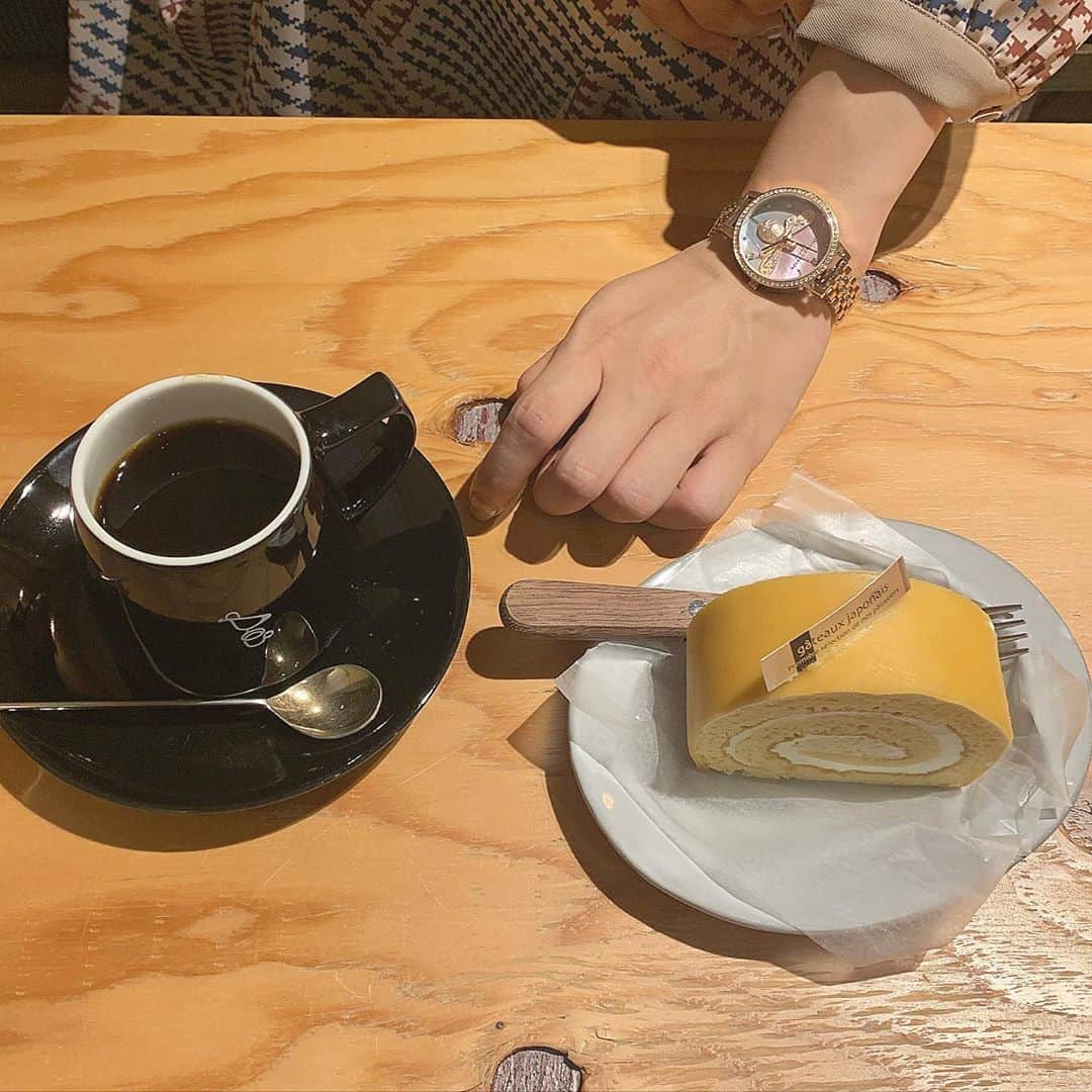 川村まりさんのインスタグラム写真 - (川村まりInstagram)「私普段仕事の時以外腕時計つけへんねんけど、 この左手に付いてるOLIVIA BURTONの腕時計は真ん中に蜂さんおって🐝スワロフスキーいっぱいついてるから、キラキラで可愛くてその日のワンポイントになるから普段使いしてるお気に入り〜⌚️💕 時計やけど、もはやかわいすぎてアクセサリー💓  @hms_watchstore  @oliviaburtonjapan   #腕時計#オリビアバートン#oliviaburton #神戸#神戸カフェ#三宮カフェ#三ノ宮カフェ#時計#腕時計コーデ」9月25日 15時56分 - marimari725