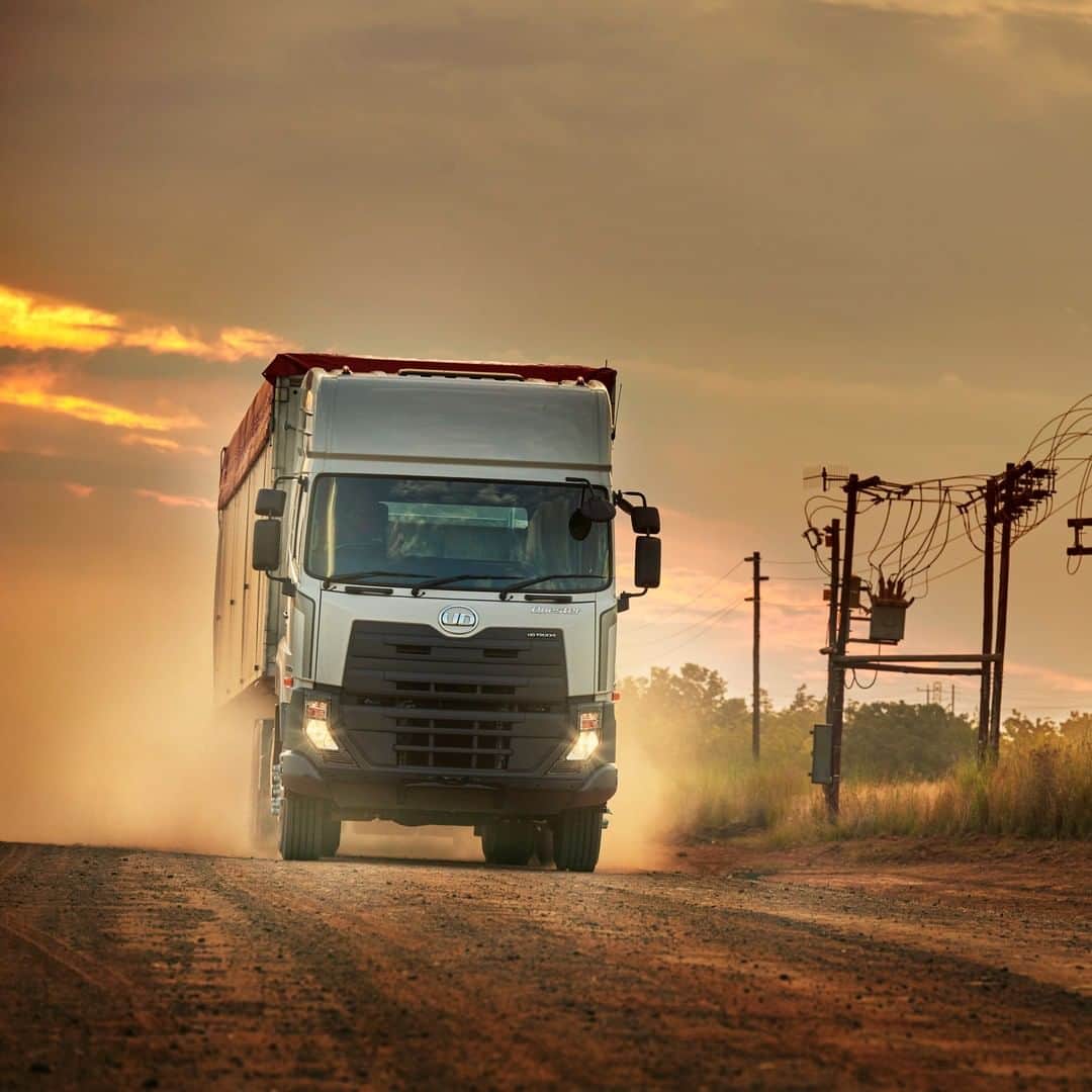 ＵＤトラックスさんのインスタグラム写真 - (ＵＤトラックスInstagram)「Quester. Made to go the extra mile. 南アフリカで活躍する大型トラック「クエスター」  #udtrucks #UDトラックス #truck #trucks #はたらくくるま #トラック #quester」9月25日 16時00分 - udtrucksjp