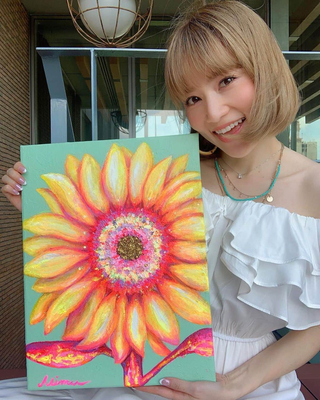 松本未夢さんのインスタグラム写真 - (松本未夢Instagram)「My new artwork🌻🌈💗✨ . . みーむーの新しい作品🧚🏻‍♀️✨ “あと少しで完成する”といい続けて何ヶ月経ったかな？🤣今日の朝起きた時に自分の中でやっとOKが出た😆😍 . 今回この絵を描くにあったって、たくさんの気付きがあったんだ😍✨投稿を遡ると、描き始めの頃の、このひまわりの絵が載っているんだけど是非見比べてほしい！！！✨ . 同じ人が描いたと思えないくらいに変化したの🤣💕 . 一体みーむーにどんな変化があって、絵も変化したのか🥰 . 近々ブログに書く予定だよっ🌻 . . 当初はこの絵が完成したらお嫁に出そうと思っていたけど...可愛すぎて、愛おしすぎて 手放したくない🤣❣️❣️ . . しばらくは一緒にいる予定です💗✨ . . . . #มิมุ #ไม่ใช่มุมิ #วาด #วาดรูป  #Mimu #myartwork #lovepainting #painting #hobby #sunflower #love #happy #smile #power #bangkoklife  #みーむー #ペイントアート #絵 #絵が好き  #私の作品 #世界に1つ #バンコク生活 #タイ #ひまわり #ピンクひまわり」9月25日 16時03分 - miiimuuu_chan