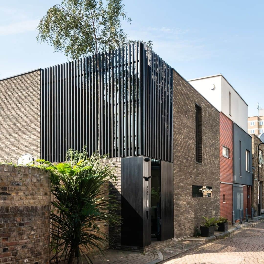 The Modern Houseさんのインスタグラム写真 - (The Modern HouseInstagram)「#forsale Blackbox House: a striking reinterpretation of the traditional mews house in De Beauvoir. Follow the link in our bio for the sales listing.」9月25日 16時09分 - themodernhouse