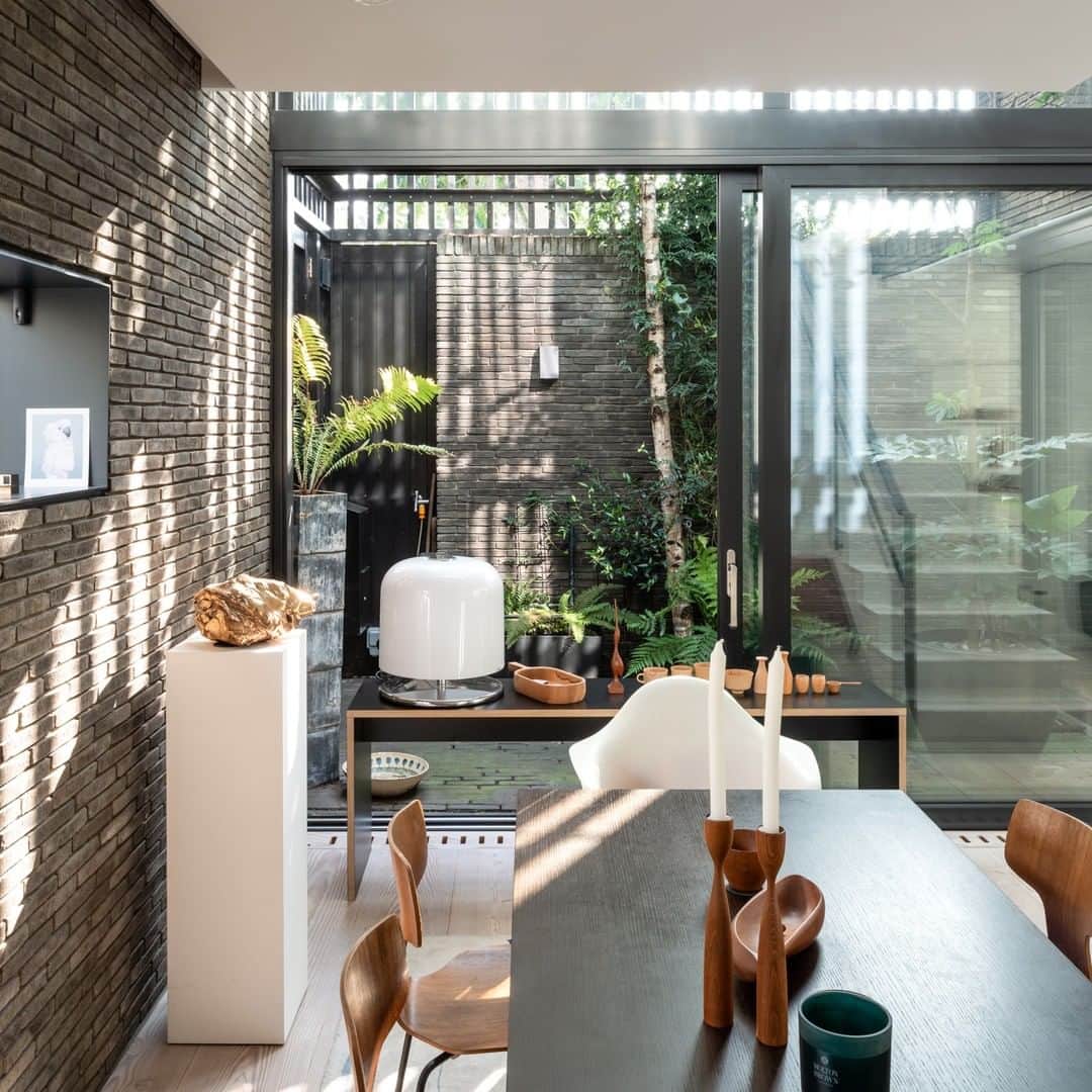 The Modern Houseさんのインスタグラム写真 - (The Modern HouseInstagram)「#forsale Blackbox House: a striking reinterpretation of the traditional mews house in De Beauvoir. Follow the link in our bio for the sales listing.」9月25日 16時09分 - themodernhouse