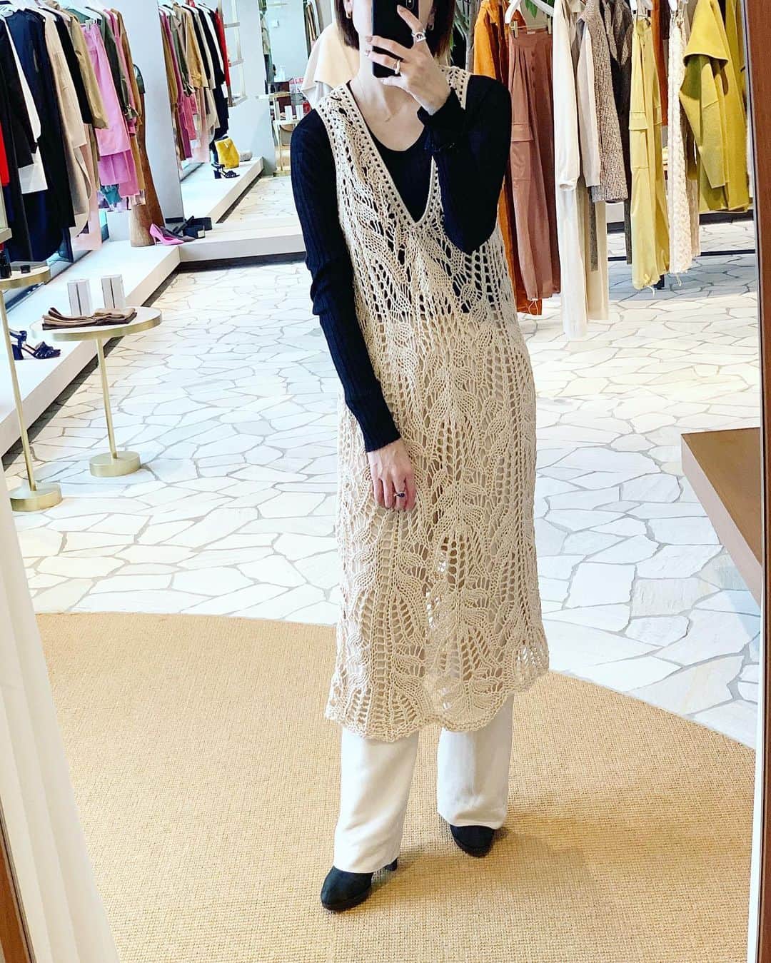 二ノ宮和佳子のインスタグラム：「Openwork long knit dress @aewen_matoph   太番手の上質なリリヤーンテープを使用し、ざっくりとした透かし柄の編地が特徴的なニットドレス  シンプルなトップスとパンツに重ねるだけで、何だか女性らしく仕上がるニットドレス 1枚では着れないけれど、レイヤードで楽しめるこんなアイテムは、とっても便利 ワンピonワンピなんかも素敵ですね  #aewenmatoph #イウエンマトフ #openworkknitdress」