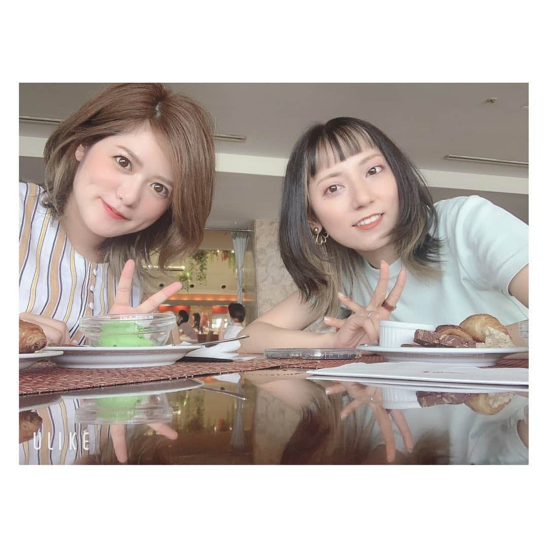 AIMIさんのインスタグラム写真 - (AIMIInstagram)「ホテルブュッフェ女子会✌️👩🏼👩🏻‍🦰✌️ ❤︎ ❤︎ 一緒に居ると癒されるので マイナスイオン系女子だと思うおともだち☺️ かりゆしアーバンリゾートのランチは 海を観ながらクロワッサンが最高🥐 ついつい食べすぎちゃう。。 11時からラストまで居られるのでのんびりランチには最&適な場所でひた✨  #AIMI#リアル沖縄#okinawa#どぅし#singersongwriter#女子会#ホテルランチ#海の見える店#とまりん#かりゆしアーバンリゾート#音楽#おしゃれ」9月25日 16時24分 - my_name_is_aimi