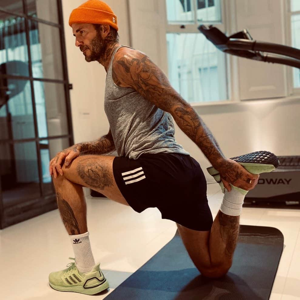 デビッド・ベッカムさんのインスタグラム写真 - (デビッド・ベッカムInstagram)「Took me a while to get into this stretch but it’s a good one after an early workout before school run 🏃‍♂️ great way to start the day 🙂」9月25日 16時27分 - davidbeckham