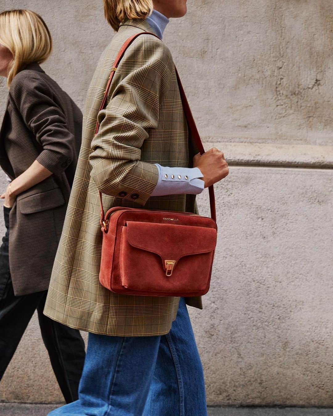のインスタグラム：「Bring the Beat in: a chic new twist on your Autumn style.  #Coccinelle #CoccinelleBags #Beat #BeatBag #MainCollection #New #Suede #Medium」