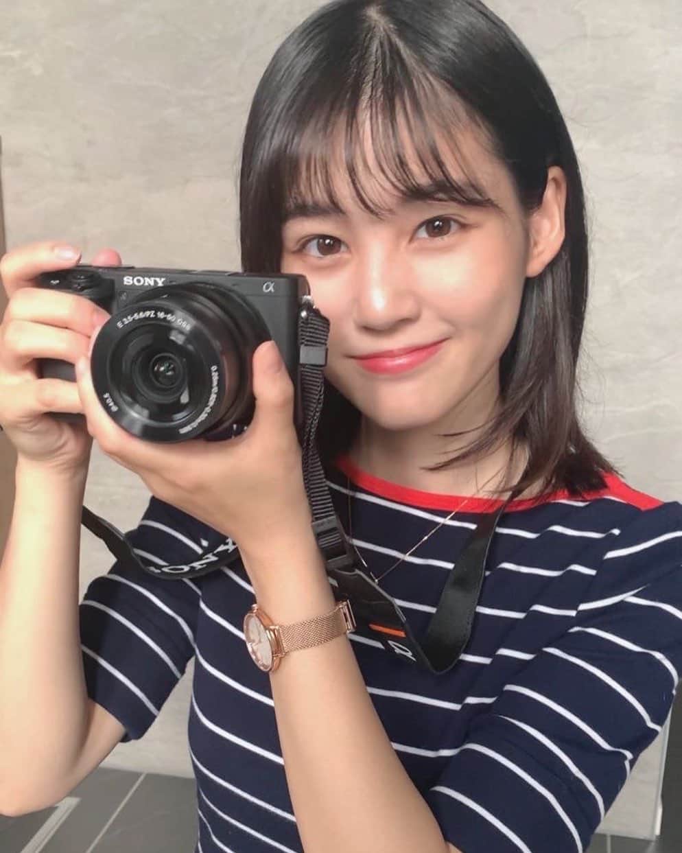 中原みなみのインスタグラム：「. 写真を撮って頂く中で、カメラの魅力の虜に…！ついに一眼レフカメラを購入してしまいました📸✨  (技術はまだまだですが、顔だけはキメキメに…笑)  これからたくさん写真を撮って、たくさん思い出を残すのが楽しみです😌💭  #一眼レフカメラ#sonyα6400 #ミラーレス一眼 #カメラ初心者  #カメラ女子#写真撮りたい#photo #photographer #photo_jpn #photograph #instagram#instagood #instalikesapp」