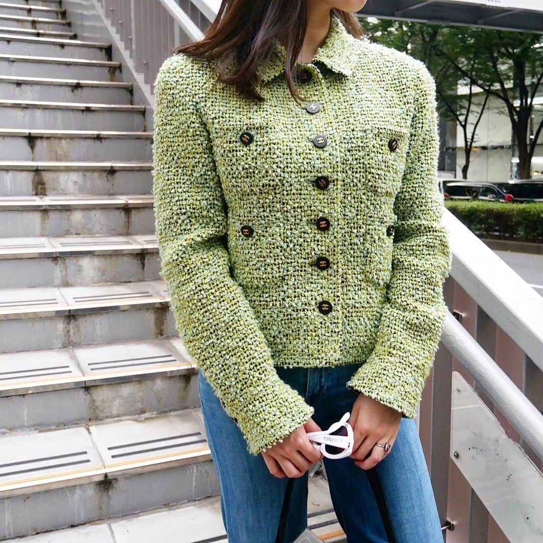 Vintage Brand Boutique AMOREさんのインスタグラム写真 - (Vintage Brand Boutique AMOREInstagram)「——SOLD OUT—— Vintage Chanel green tweed jacket from 1994.  ︎Free Shipping Worldwide✈️ ≫≫≫ DM for more information 📩 info@amorevintagetokyo.com #AMOREvintage #AMORETOKYO #tokyo #Omotesando #Aoyama #harajuku #vintage #vintageshop #ヴィンテージ #ヴィンテージショップ #アモーレ #アモーレトーキョー #表参道 #青山 #原宿#東京 #chanel #chanelvintage #vintagechanel #ヴィンテージ #シャネル #ヴィンテージシャネル #シャネルヴィンテージ #amorewardrobe #アモーレワードローブ」9月25日 16時40分 - amore_tokyo