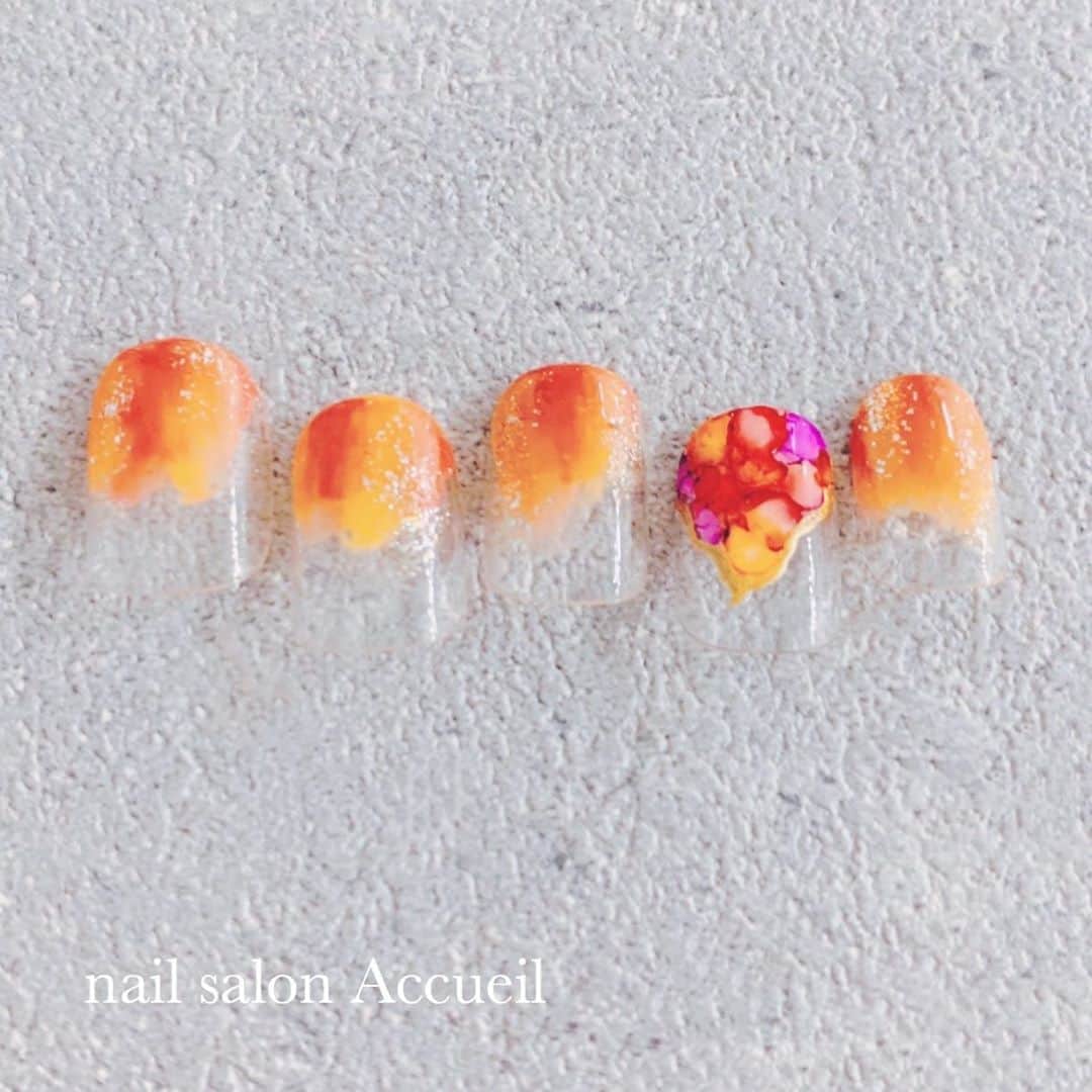 愛内みさのインスタグラム：「ハロウィンぽいインクnail*⭐︎ ﾟ･* ・ ୨୧┈┈┈┈┈┈┈┈┈┈┈┈  表参道徒歩5分のネイルサロン Accueil unautre ・ ◼︎平日　11:00〜21:00 ◼︎土日祝　11:00〜19:00 ・ ▫︎パラジェル追加料金なし ▫︎ 大人可愛いネイルサンプル700種以上！ ▫︎ カラーは300色以上からお選びいただけます。 ・ ・ ・ ◇平日11:00〜16:00受付のみ、 ネイルモデルさん募集しています❁ 詳細はDMからお問い合わせください⭐︎ モデルデザインは当日にこちらからご用意したサンプルから選んでいただきます☺︎ ・ ・ #オフィスネイル #表参道ネイル #秋ネイル」