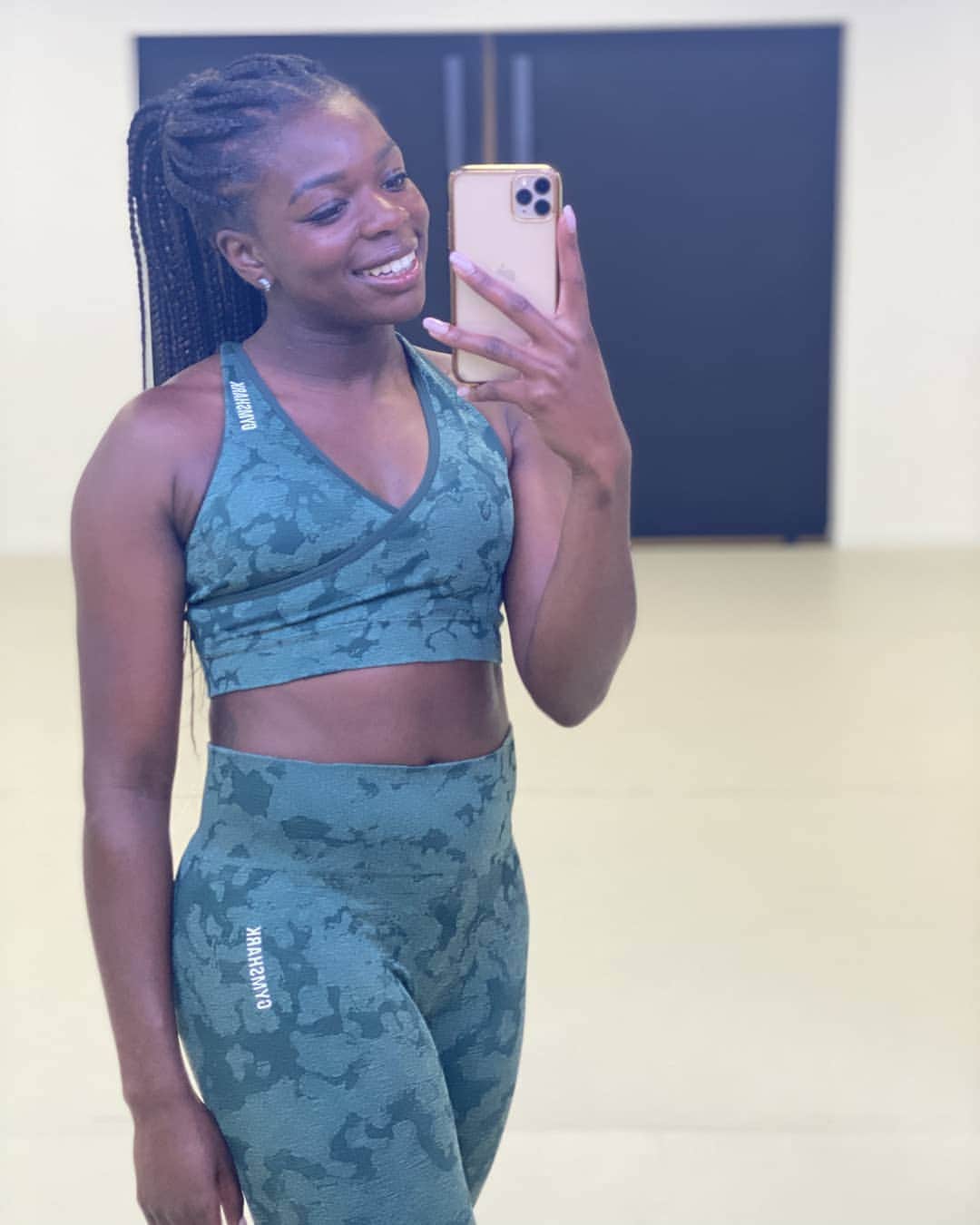 アシャ・フィリップのインスタグラム：「A morning selfie...from me to you 😘⁣ ⁣ ⁣ 🦈 @gymshark ADAPT   #Selfie #Morning #Selfcare #StayBeautiful」