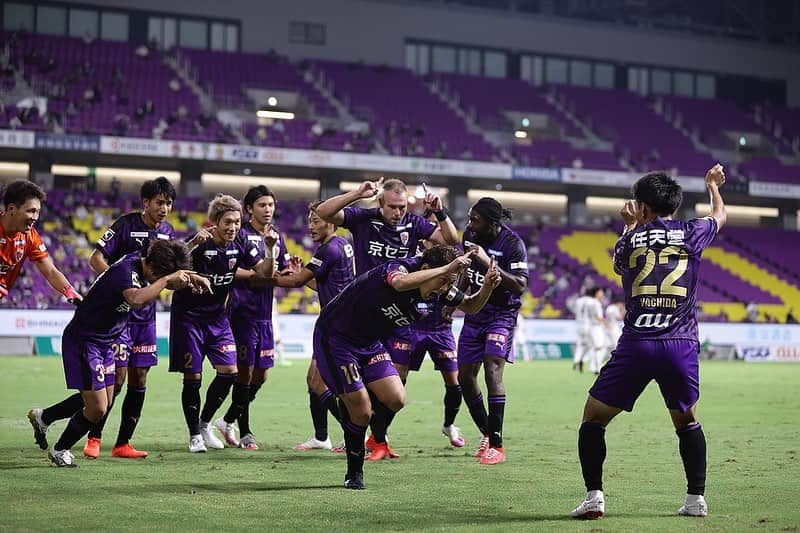 森脇良太さんのインスタグラム写真 - (森脇良太Instagram)「京都サンガF.C.  ゴールパフォーマンス📸⚽️ 『闘牛』 ・ 谷内田選手、物凄い迫力の牛さん達を前に腰が引けとるがなー😆笑 ・ 向かってくるのが庄司牛からのバイス牛からのウタカ牛だもんね🤣笑 そりゃー仕方ないか…笑 ・ ・ #京都サンガ　#ゴールパフォーマンス ・ #闘牛 ・ #みなさん #森脇牛はいかがですか #販売価格は0円ですよ #今回は大サービスの大特価 ・ #広島県福山市産　#産地直送」9月25日 16時45分 - moriwaki46_official