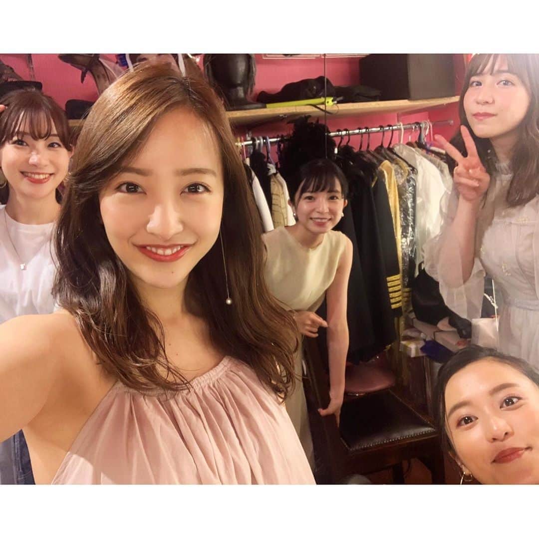 板野友美さんのインスタグラム写真 - (板野友美Instagram)「丸山桂里奈さん🤍本並健治さん ご結婚パーティーをホリプロの 皆でお祝い、そしてこじるりと司会を させていただきました🕊🍃  末永くお幸せに…♡ まるかりさんの 笑顔がとっても輝いてました😚  あーーー私も、幸せっ♡  そして、ホリプロの皆に久々に 会えて嬉しかったなぁ♪  #結婚パーティー #丸山桂里奈さん #本並健治さん」9月25日 16時50分 - tomo.i_0703