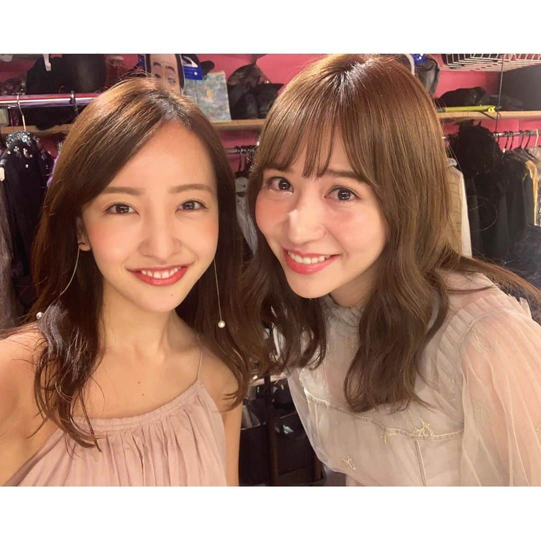 板野友美さんのインスタグラム写真 - (板野友美Instagram)「丸山桂里奈さん🤍本並健治さん ご結婚パーティーをホリプロの 皆でお祝い、そしてこじるりと司会を させていただきました🕊🍃  末永くお幸せに…♡ まるかりさんの 笑顔がとっても輝いてました😚  あーーー私も、幸せっ♡  そして、ホリプロの皆に久々に 会えて嬉しかったなぁ♪  #結婚パーティー #丸山桂里奈さん #本並健治さん」9月25日 16時50分 - tomo.i_0703