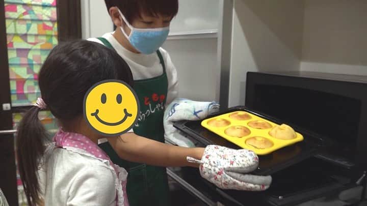 赤髪のともさんのインスタグラム写真 - (赤髪のともInstagram)「今日の実写動画は姪っ子4号とと、揚げないドーナツを作りました! 2歳児の無邪気な辛口発言にダメージを受けつつ、とても可愛らしいドーナツが完成！何とか最後まで集中力切らす事なく、頑張ってくれました。 YouTubeで投稿したのでチェックよろしくお願いします。 #揚げないドーナツ」9月25日 17時07分 - tomo0723sw