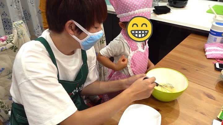 赤髪のともさんのインスタグラム写真 - (赤髪のともInstagram)「今日の実写動画は姪っ子4号とと、揚げないドーナツを作りました! 2歳児の無邪気な辛口発言にダメージを受けつつ、とても可愛らしいドーナツが完成！何とか最後まで集中力切らす事なく、頑張ってくれました。 YouTubeで投稿したのでチェックよろしくお願いします。 #揚げないドーナツ」9月25日 17時07分 - tomo0723sw