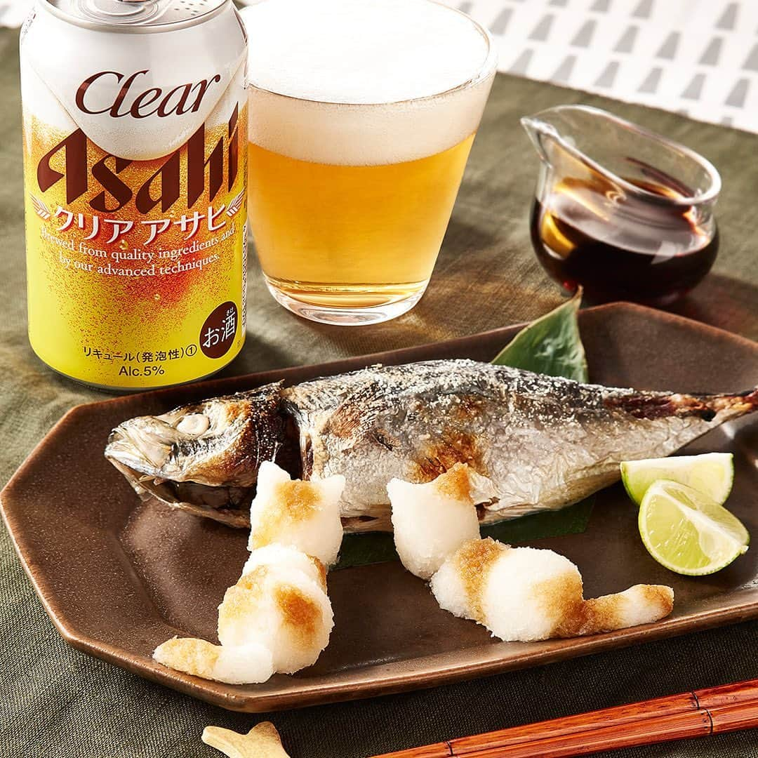 アサヒビールさんのインスタグラム写真 - (アサヒビールInstagram)「【可愛らしい猫がポイント🐱焼き魚と大根おろしアート🐱】﻿ ﻿ ／﻿ #クリアとつまみメシ キャンペーン実施中🎵﻿ 詳しくはクリアアサヒ公式アカウント（ @clearasahi_jp ）ハイライトの「キャンペーン」をチェック！﻿ ＼ ﻿ ﻿ 焼き魚を見つめる姿が可愛らしい、猫の大根おろしアート✨﻿ 保存📌して、ぜひチャレンジしてみてね👍﻿ ﻿ さっぱり大根おろしと一緒にいただく焼き魚には、泡までおいしい「クリアアサヒ」を合わせて楽しむのがおすすめです🍺﻿ ﻿ 作ってみたら #アサヒで乾杯 をつけて投稿してね🍻﻿ ﻿ ■■■───────﻿ ﻿ ◆材料（1人分）🍽﻿ ・お好みの魚：1尾﻿ ・大根：1本﻿ ・ぽん酢：適量﻿ ・すだち：お好みで﻿ ﻿ ◆作り方🍽﻿ ①お好みの魚を焼き、皿にのせる﻿ ﻿ ②大根をすりおろして大根おろしをつくり、汁をしっかりときる﻿ ﻿ ③"①"に、"②"でねこの形を形成し、綿棒を使ってぽん酢でブチ模様をつけていく﻿ ﻿ ④すだちを添える﻿ ﻿ ───────■■■﻿ ﻿ #アサヒビール #アサヒ #asahibeer #asahi #クリアアサヒ #clearasahi #泡までおいしい #新ジャンル #ビール 類 #beer 類 #クリアとつまみメシ #大根おろしアート #焼き魚 #猫の大根おろし #猫の大根おろしアート #レシピ #簡単レシピ #おうちご飯 #おつまみ #夕食 #晩ごはん #食卓 #和食 #晩酌 #夜ごはん #和食ごはん #乾杯 #🍺 #🍻」9月25日 17時00分 - asahibeer_jp