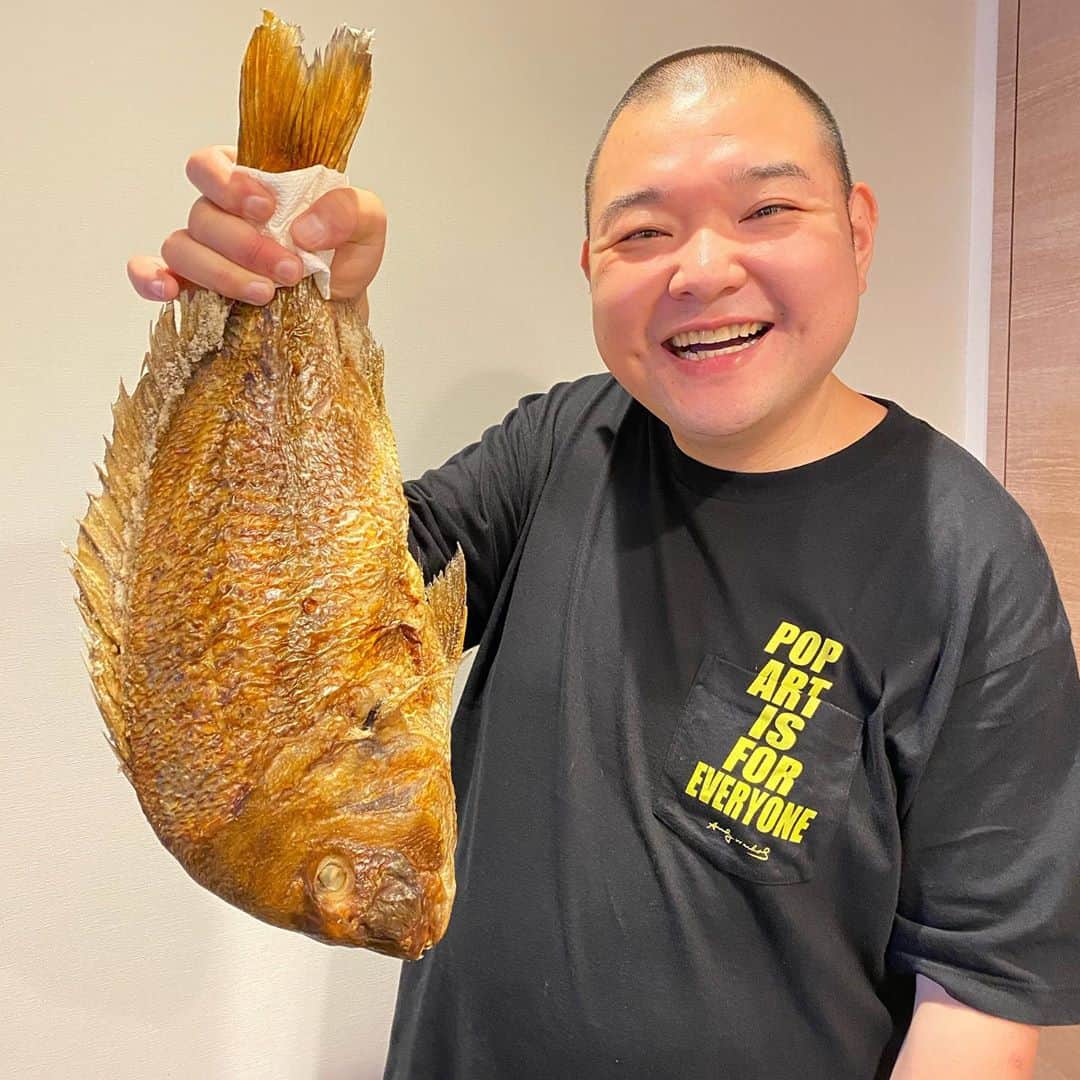 内山信二のインスタグラム：「秋場所優勝しました‼️  平祐奈ちゃんのパパとママから 誕生日プレゼントで大きな鯛を 頂きまし〜た🥰🥰🥰  ありがタイねぇ！  #誕生日プレゼント #鯛 #食べきれるかな #平祐奈ちゃん #パパ #ママ #感謝 #内山信二」