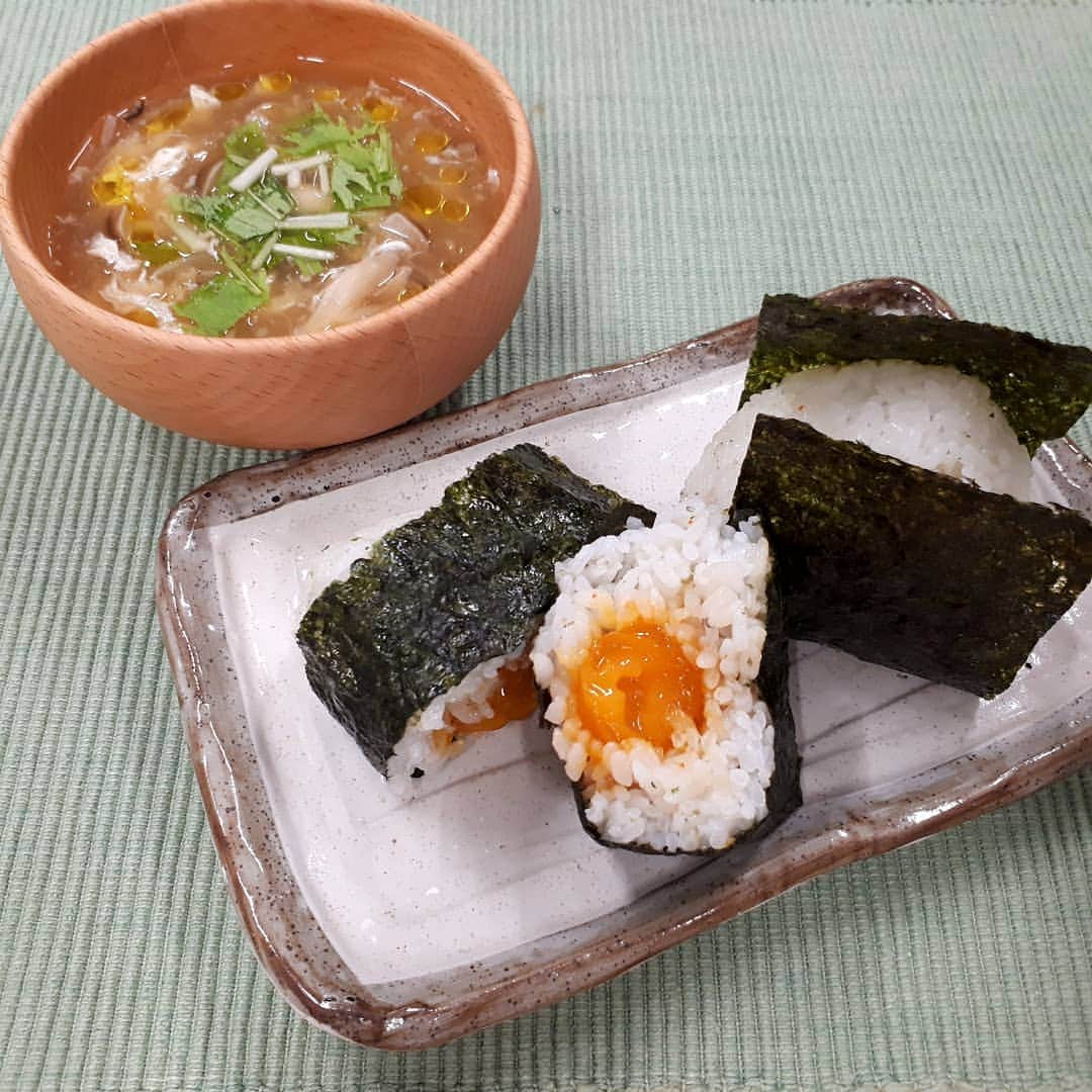 毎日放送「ちちんぷいぷい」のインスタグラム：「✱ 金曜キッチン プロにわがまま  ムチャムーチョ🌵🍴 ・ 9月25日☀️ 本日のムチャブリは、 “ご飯のおいしさ際立つ 卵が具材のおにぎり！” ・ 松下先生が “濃厚！卵黄おにぎり” でムチャブリを解決💡 ✱ ー材料(２人分)ー  米・・・２合 たまご・・・４個 おにぎり用味付けのり・・・４枚 ハーブ塩・・・適量  ☆ 出汁醤油・・・４０ｇ 煮切りみりん・・・４０ｇ バルサミコ酢・・・１０ｇ  【下準備】 Ａ．たまごは半日冷凍する。  Ｂ．☆を合わせる。  【作り方】 ①冷凍したたまごの殻を剥く。常温で３０分ほどおき、黄身と白身に分ける。  ②Ｂに卵黄を入れ６時間以上漬け込む。  ③炊いたご飯にハーブ塩を入れて混ぜ、真ん中に卵黄をのせ潰れないように握る。  ④③のおにぎりの表面に②の調味料を塗り、のりで巻く。 ✱ https://www.mbs.jp/puipui/pm_kitchen/2020/09/25.shtml」