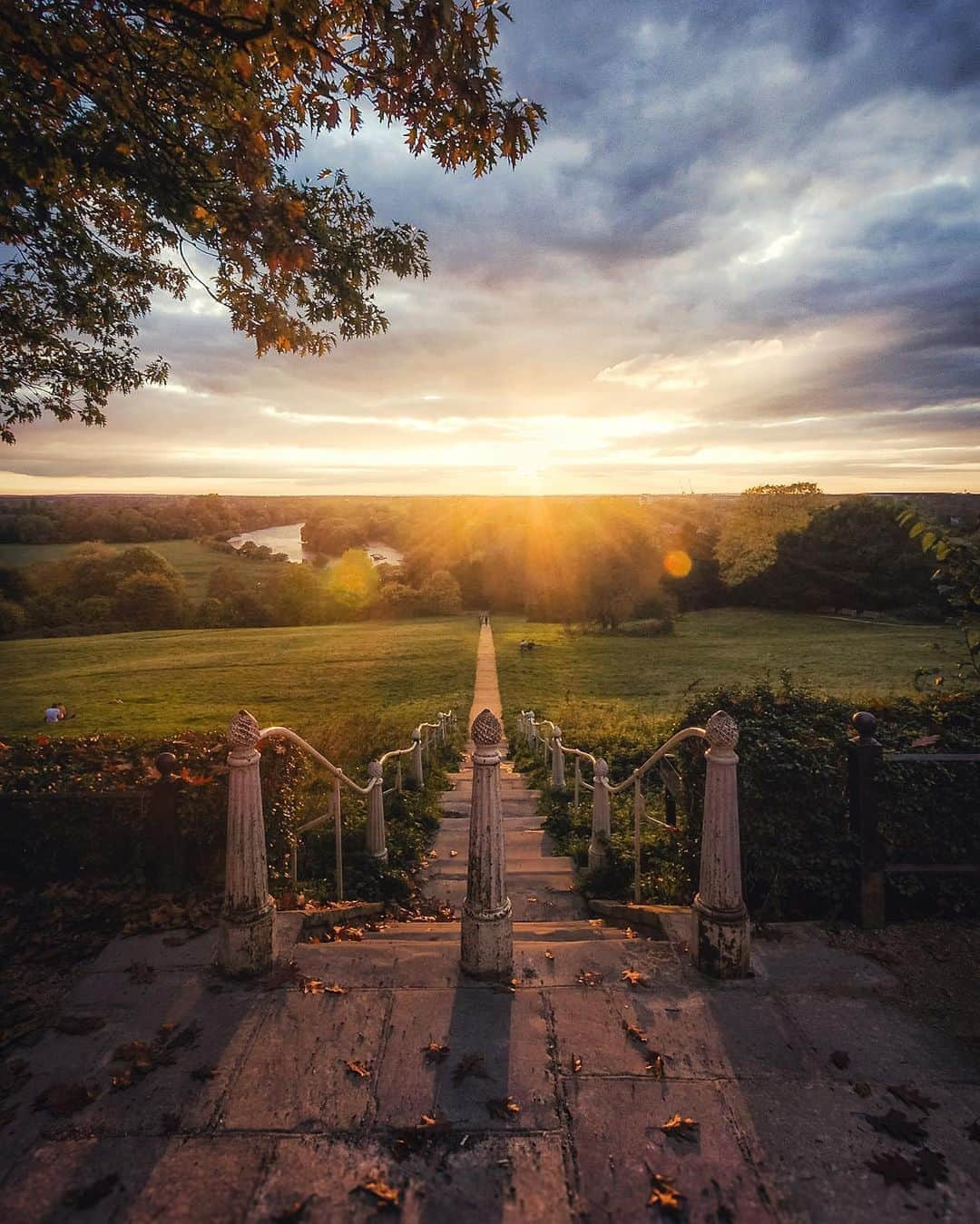 @LONDON | TAG #THISISLONDONさんのインスタグラム写真 - (@LONDON | TAG #THISISLONDONInstagram)「@andrewdashb bringing you a little sunshine ☀️ on this cold grey day! ☁️ It is of course the stunning view from #RichmondHill with the leaves 🍂 beginning to turn, and spectacular views down to the #Thames! Incredible! 🥰  ___________________________________________  #thisislondon #lovelondon #london #londra #londonlife #londres #uk #visitlondon #british #🇬🇧 #richmond #londonautumn」9月25日 17時04分 - london