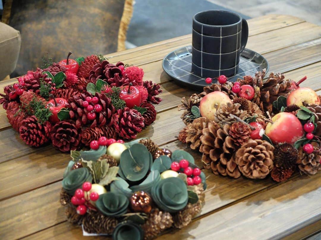 横浜ディスプレイミュージアムのインスタグラム：「クリスマスリースが入荷いたしました🎁 ✳︎ 松笠やリンゴをアレンジした可愛らしいものからゴールドの華やかなものまで約10種類と豊富に取り揃えております。 ✳︎ クリスマスの装飾に活躍すること間違いなしです🎄☺️ ✳︎ 皆さまのご来店をお待ちいたしております。 ✳︎ ✳︎ #横浜ディスプレイミュージアム #株式会社ポピー #横浜 #ディスプレイ#アーティフィシャルフラワー #フラワーアレンジメント #フラワーデザイン #インテリア雑貨 #インテリア#インテリアコーディネート#スタイリスト#装飾#プリザーブドフラワー#デコレーション#花のある暮らし #花好きな人と繋がりたい  #リース#クリスマスリース#display #yokohama#flowerarrangement #interiordesign #artficialflower #flowerstagram」