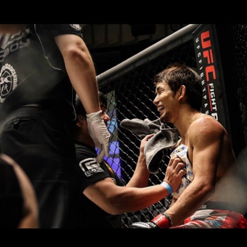 岡田遼のインスタグラム：「以前から自分がとても尊敬している日本のトップファイターさんがいて。その人と食事の席で一緒になった時、  『岡田遼！（その方はわたしをオカダリョウ！と呼ぶ）拮抗した実力者同士の勝敗の行方には運の要素も入ってくるんだよ。運っていうのはどっちに流れるかって言うと明るい人の方に流れるんだよ！だから俺は試合前はスマホでお笑いの動画見て笑う練習するんだよ！』と言っていました  #THE #ラウンドインターバル中　 #笑う角には福きたり」