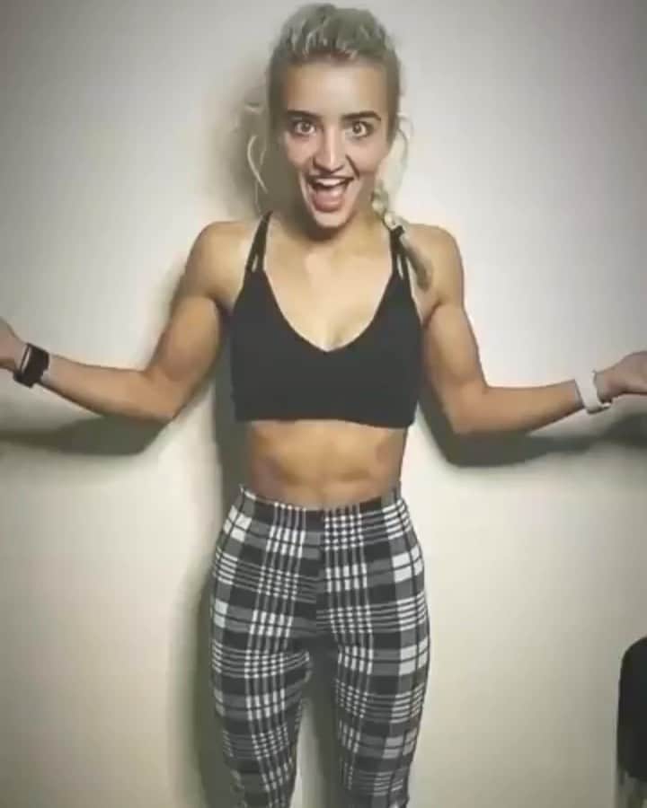 ザイヤ・ブルックサイドのインスタグラム：「Have a great weekend 🙌🏻」