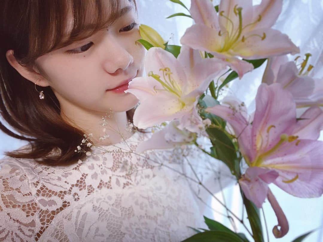 坂口優里のインスタグラム：「. 私の好きなお花🌷20歳の誕生日には百合の花束を持つのが昔からの小さな夢で、なんとなんと今年6月の誕生日に叶えてもらいました。 . 百合の花言葉は、"純潔" "威厳"。 私の名前は百合とは全然関係なくつけてもらったけど、この言葉のような人間になりたいって凄く思っています。見た目は可愛さとか優しさもあるのに、中身はしっかりと強くて芯のある人。私の将来の目標はそんな母親になることです。今はまだ立場も心もよわよわだけど、大切な人を自分の手で守れる力を持った人間になること。これが今の私の目標です！ . ミスコンに出ると決めたのも目標に1歩近づく努力をしたかったからです。なんだか色々挑戦しすぎて最近何かしらに追われてばっかりの日々ですが、自分で決めた選択だから、最後まで悔いなくやりきりたいですね！！ちょうど折り返し地点ということもあり自分の思いを初めて少し投稿してみました。読んでくださった方、こんな私ですがいつも応援して下さりありがとうございます💐✨ これからも引き続きよろしくお願いします。😍 #ミスコン #ミス医科歯科 #東京医科歯科大学 #tmdu #ミスコレクション #ミスコレ #misscollection #ミスキャンパス #flowerphoto #リゼクリニック #応援よろしくお願いします」