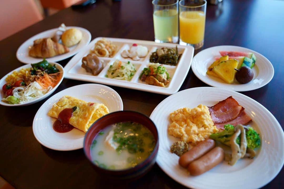 わっきーのインスタグラム：「SOUTHERN BEACH HOTEL&RESORT 〜Breakfast buffet〜  #サザンビーチホテルリゾート沖縄  #沖縄 #沖縄ホテル #沖縄旅行 #沖縄グルメ #沖縄料理 #ブッフェ  #ブュッフェ #モーニング #モーニングビュッフェ  #バイキング  #食べ放題 #糸満  #youtube #youtuber #ユーチューブ #わっきーtv #わっきー #食レポ #飯テロ #飯テロ動画」