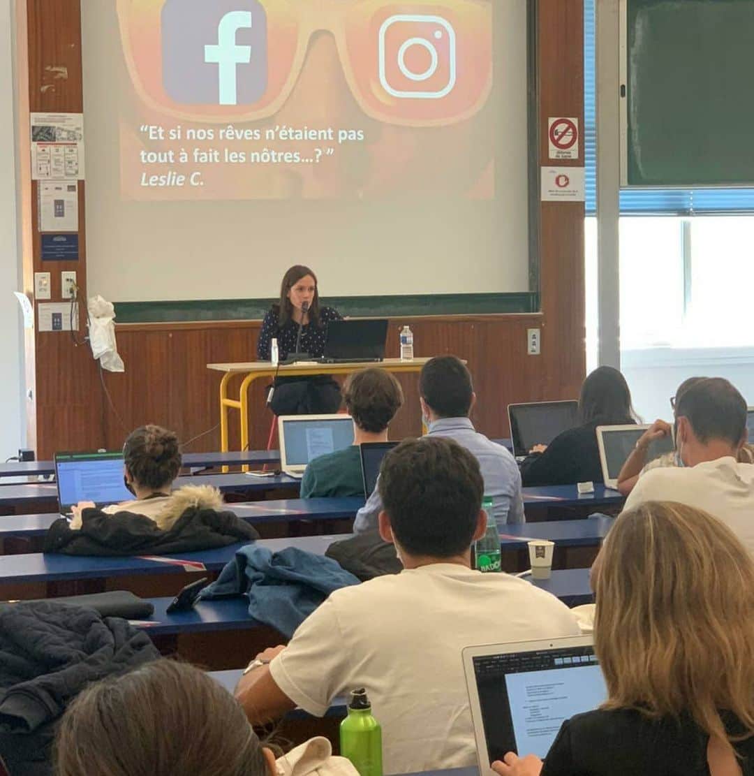 Leslie Camila-Roseのインスタグラム：「🇲🇫 Quel honneur de venir parler de l'impact des réseaux sociaux et de leurs dangers pour nos démocraties à @univdauphine. Des élèves en master 2, brillants et inspirants tant dans leurs démarches que dans leurs réflexions.   Nous avons parlé digital wellbeing, data, démocratie et conditionnement digital.  Hâte de suivre leur parcours.   🇺🇲 What an honor to be guest lecturer at Paris Dauphine University and talk about the impact of social media on our personalities and its danger for our democracies. Inspiring and thriving master 2 students. Truly humbling.   We talked about digital wellbeing, data, democracy, and digital conditioning. Looking forward to follow up on their semester assignement.   Photos : @ghislainlabay  #socialmediaforgood  #socialmanipulation #cognitivebias #dopamine #addictivebehavior #democracy #freedomofthinking #mindfulsocialmedia」
