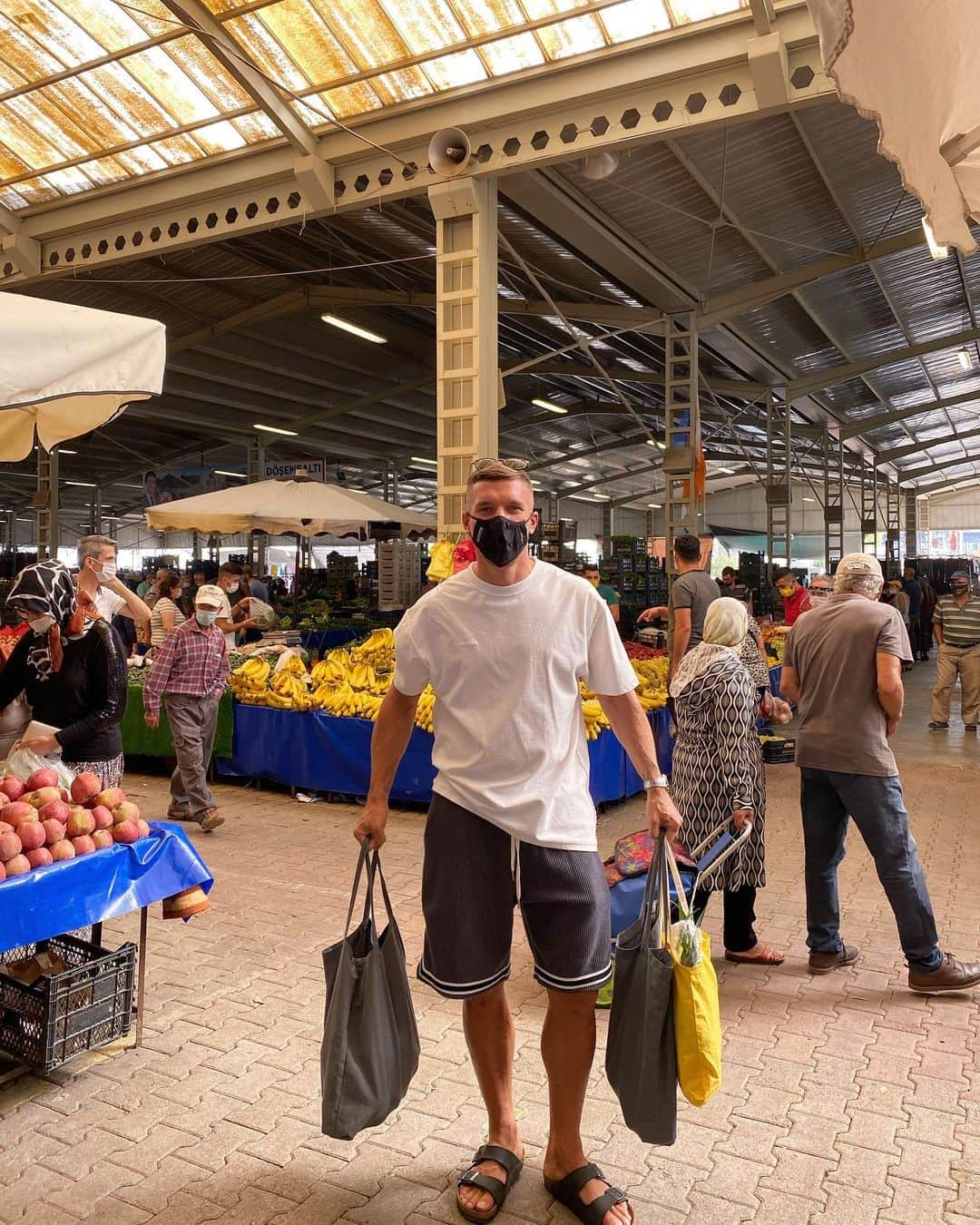 ルーカス・ポドルスキさんのインスタグラム写真 - (ルーカス・ポドルスキInstagram)「Shopping time 👌🏻 #bazar #günaydın #antalya #türkiye」9月25日 17時13分 - lukaspodolski