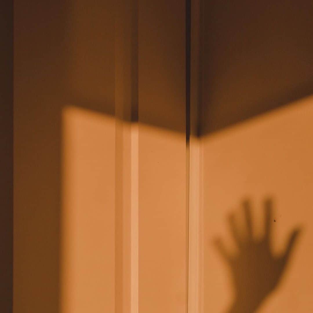 ブリーのインスタグラム：「Shadow on the wall.  . . . #inspo #mood #breesince1970 #madetomakeadifference #autumnwinter2020 #handbags #leatherbags #purequality #purefashion #sustainablefashion」