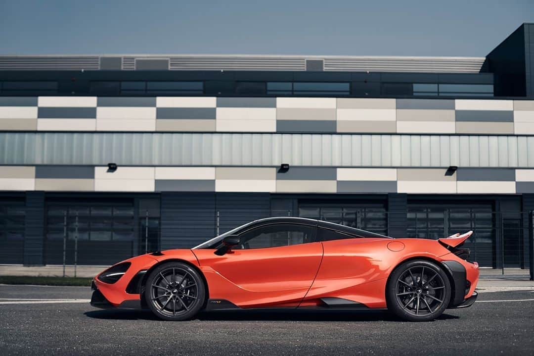 McLaren Automotiveさんのインスタグラム写真 - (McLaren AutomotiveInstagram)「Based on the already incredible 720S, the latest LT has everything in its favour. A flying start, and it delivers on every level. Radically lightened and lower, the 765LT uses innovative aerodynamics to create 25% more downforce than the 720S.」9月25日 17時25分 - mclarenauto