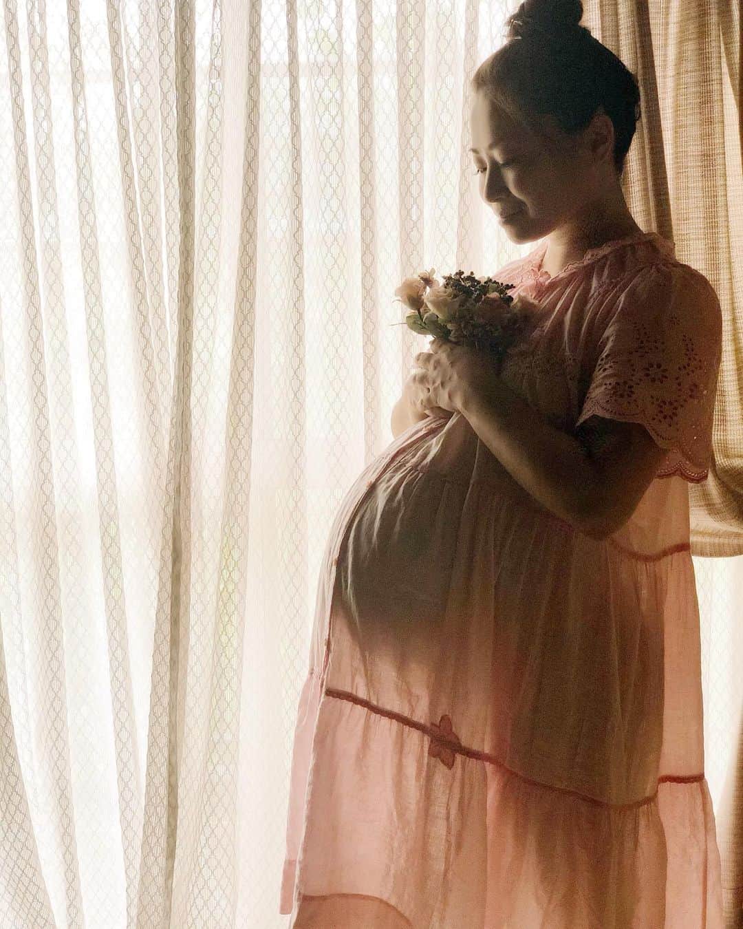 岡本雅世さんのインスタグラム写真 - (岡本雅世Instagram)「𝙈𝙖𝙩𝙚𝙧𝙣𝙞𝙩𝙮 𝙥𝙝𝙤𝙩𝙤🕊🤰 𝑇ℎ𝑖𝑠 𝑖𝑠 𝑎 𝑝ℎ𝑜𝑡𝑜 𝑜𝑛𝑒 𝑑𝑎𝑦 𝑏𝑒𝑓𝑜𝑟𝑒 𝑏𝑎𝑏𝑦 𝑏𝑖𝑟𝑡ℎ 🕊🤍🕊  これは出産前日の写真✨ すぐにでも赤ちゃん出てきそうなお腹🙈  今は抱っこしてるから、なんか不思議🤱 新生児の期間はあっという間やから、今の時間を大切にしたい🤍  と、思うねんけど、さっきから出生届出しに来てて、めーっちゃ時間かかってんねんけどぉー⏰💦 そろそろ授乳しないとー💦 オムツも変えないとー💦  #臨月 #maternityphoto #maternity #マタニティフォト #妊娠10ヶ月 #instagood #lovelife #memories #pregnant #妊婦生活 #おうちフォト #shadowphotography #pinkflowers」9月25日 17時17分 - masayo_okamoto