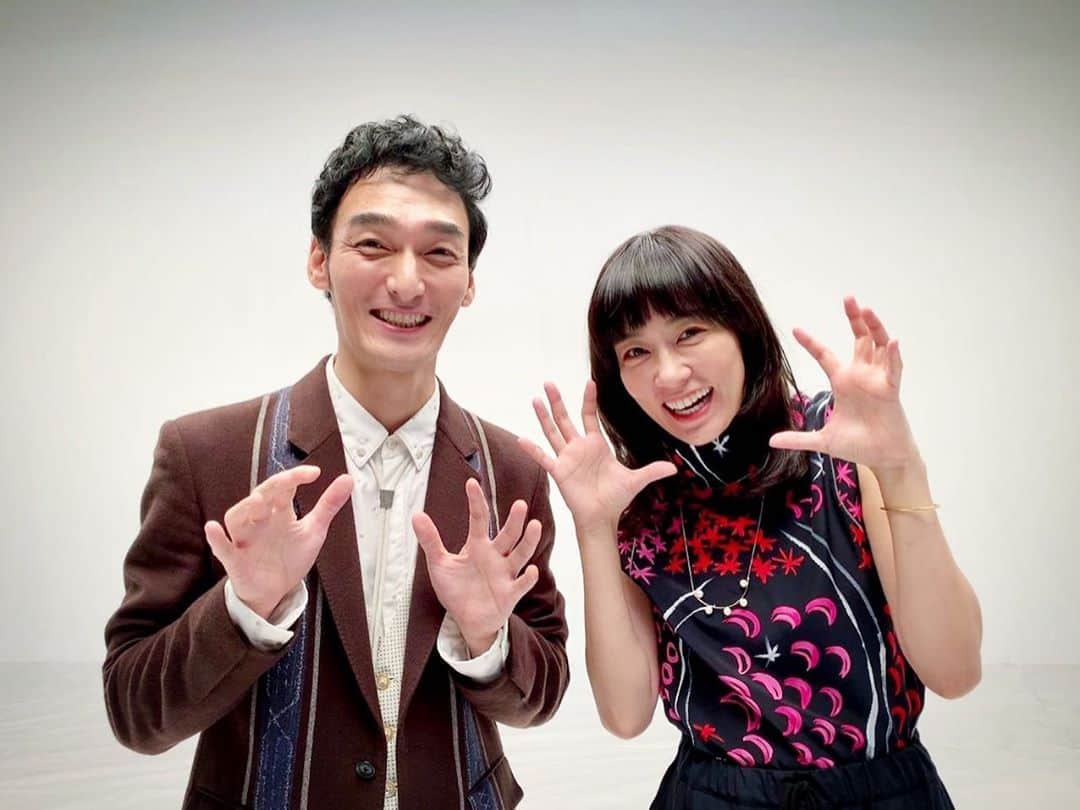 水川あさみのインスタグラム：「取材時に撮った剛っさんとの2ショット🦢 謎のポーズ...笑」